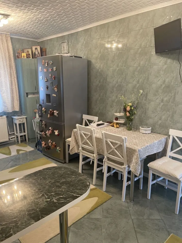 Vand apartament 4 camere - Metrou Gorjului , Aleea Moinești -Parcul Liniei ,4 camere 150.000€ negociabil
Descriere :
Proprietar direct , Apartament 4 camere an constructie 1983 ,etaj 3/4 , complet mobilat și utilat , Aleea Moinești -Parcul Liniei ,spațios , confort 1, decomandat , 83 mp. suprafața utilă , 87 mp.suprafata construita , balcon, centrală proprie , ușă antiefracție ,gresie,faianță , parchet , geamuri termopan .
Acces rapid la stația de metrou Gorjului (cca 7 min) și stație STB 137,138 (cca5 min.)