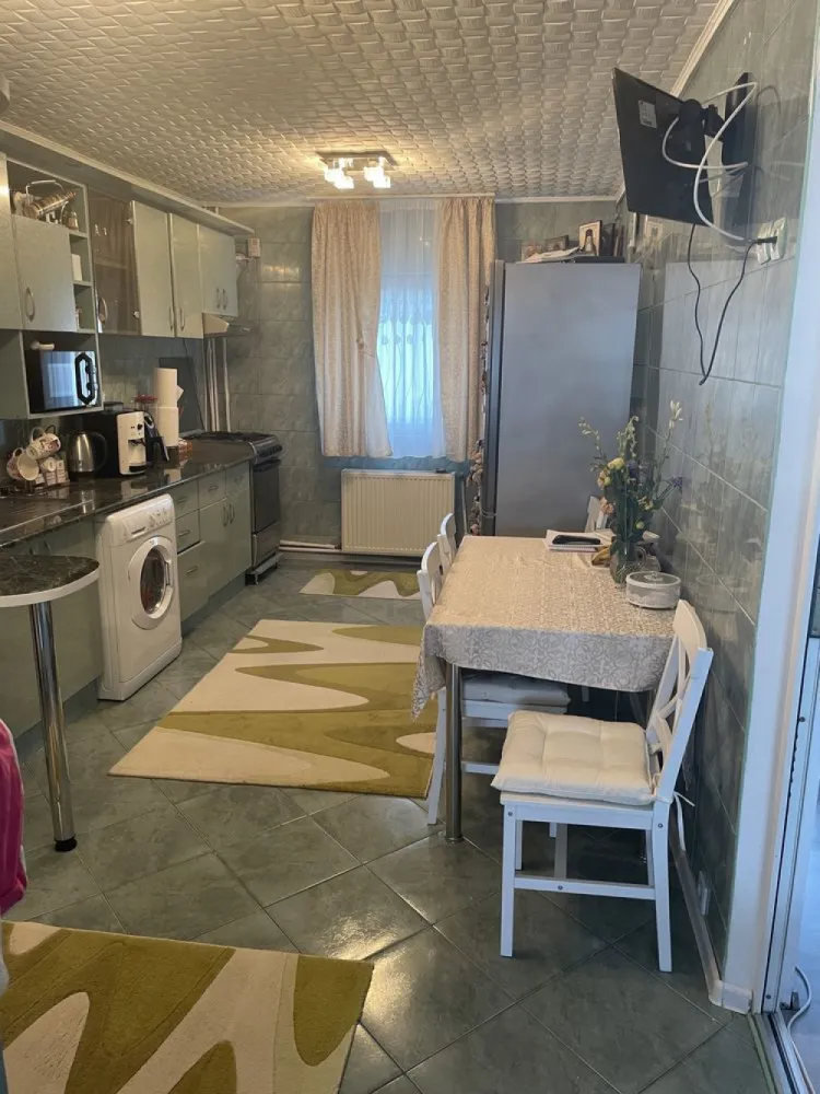Vand apartament 4 camere - Metrou Gorjului , Aleea Moinești -Parcul Liniei ,4 camere 150.000€ negociabil
Descriere :
Proprietar direct , Apartament 4 camere an constructie 1983 ,etaj 3/4 , complet mobilat și utilat , Aleea Moinești -Parcul Liniei ,spațios , confort 1, decomandat , 83 mp. suprafața utilă , 87 mp.suprafata construita , balcon, centrală proprie , ușă antiefracție ,gresie,faianță , parchet , geamuri termopan .
Acces rapid la stația de metrou Gorjului (cca 7 min) și stație STB 137,138 (cca5 min.)