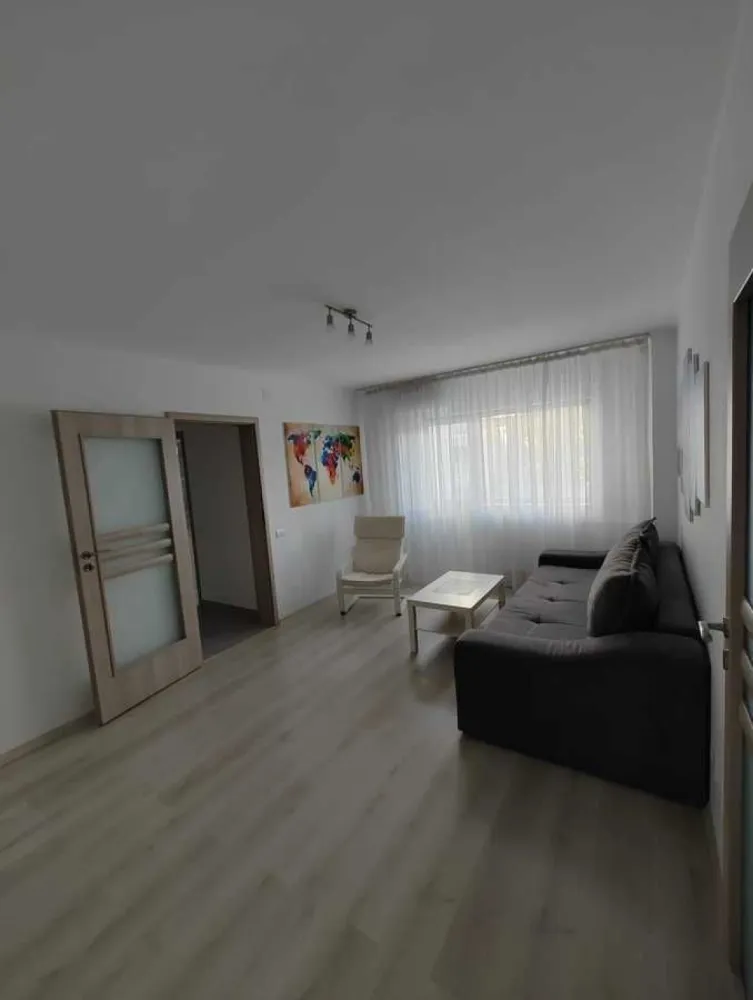 Apartament 4 camere | Rahova | 82mp | Utilat & Mobilat - Vand apartament cu 4 camere, cu o suprafata utila de 82 mp, mobilat/utilat. Acesta este situat la etajul 2 al unui bloc solid construit in 1980, foarte linistit, aflat in zona Rahova (la 10-20 minute de Piata Unirii). Apartamentul este ferit de zgomotul stradal, avand vedere spate.

Acesta are instalatii sanitare si electrice noi (fire si tablou noi, cu circuite separate), tamplarie termopan si calorifere noi, becuri LED eficiente energetic, baterii Hansgrohe, gresie, faianta si mozaic Delta Studio, usa metalica, detector de gaze.

Apartamentul are un design interior modern, este spatios si luminos. Dispune de o sufragerie spatioasa, 3 dormitoare, 2 bai, o bucatarie inchisa complet mobilata, hol mare, dressing si balcon.