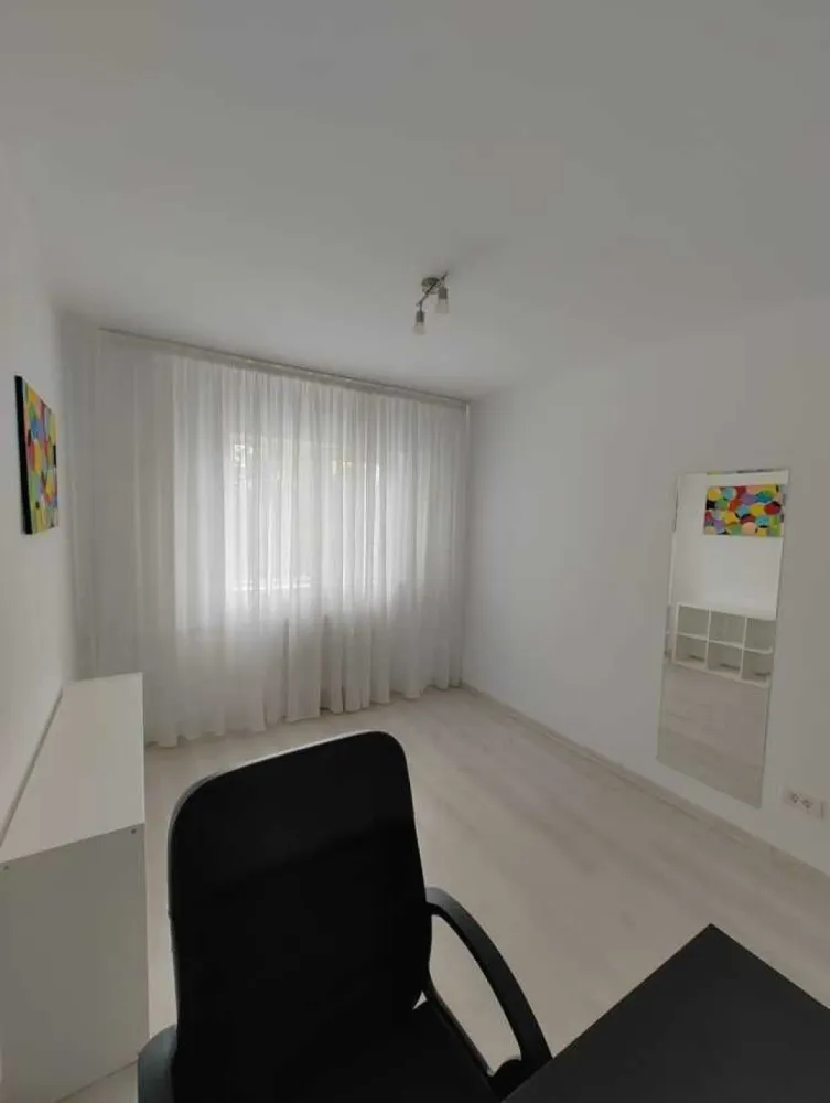Apartament 4 camere | Rahova | 82mp | Utilat & Mobilat - Vand apartament cu 4 camere, cu o suprafata utila de 82 mp, mobilat/utilat. Acesta este situat la etajul 2 al unui bloc solid construit in 1980, foarte linistit, aflat in zona Rahova (la 10-20 minute de Piata Unirii). Apartamentul este ferit de zgomotul stradal, avand vedere spate.

Acesta are instalatii sanitare si electrice noi (fire si tablou noi, cu circuite separate), tamplarie termopan si calorifere noi, becuri LED eficiente energetic, baterii Hansgrohe, gresie, faianta si mozaic Delta Studio, usa metalica, detector de gaze.

Apartamentul are un design interior modern, este spatios si luminos. Dispune de o sufragerie spatioasa, 3 dormitoare, 2 bai, o bucatarie inchisa complet mobilata, hol mare, dressing si balcon.