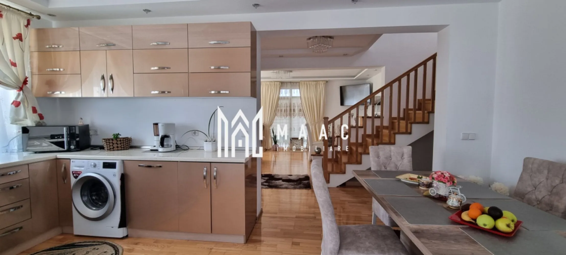 Casă individuală I 5 camere I Curte 500mp I Calea Cisnădiei - MAAC Imobiliare vă oferă oportunitatea de a achiziționa o casă minunată, perfect amplasată într-o zonă liniștită și prietenoasă. Construită între 2016 și finalizată în 2022, această locuință combină soliditatea materialelor de construcție cu un design funcțional și modern. Caracteristici principale: - Structură solidă – Fundatie și placă între etaje din beton, zidărie BCA cu izolație exterioară. Acoperiș din țiglă cu protecție la foc și izolație superioară. - Spațiu generos – Suprafață totală de teren 500 mp, cu un front stradal de 18 m pentru un acces facil și o atmosferă relaxantă. Compartimentare inteligentă a suprafaței utile de 130 mp: - Parter: Living open space, bucătărie, zonă de dining, grup sanitar și cămară. - Etaj mansardat: 4 dormitoare, fiecare cu acces către balcon exterior, plus baie cu geam de aerisire. - Confort termic de top – Încălzire prin pardoseală la parter și calorifere suplimentare; etajul dotat cu calorifere individuale. - Luminozitate și ventilație excelentă – Ferestre și uși exterioare din PVC cu geam termopan. - Acces sigur și elegant – Scări interioare din beton placate cu lemn masiv. Exterior și facilități: - Curte amenajată – Pavată și dotată cu zonă verde, pregătită pentru relaxare sau amenajări suplimentare. - Gard de zidărie cu porți din fier forjat – Poarta de acces poate fi automatizată pentru un plus de confort. - Terasă în curs de amenajare, ideală pentru momente de relaxare în aer liber. Disponibilitate imediată! Proprietatea este liberă de sarcini, iar documentele sunt conforme. Această casă poate fi locuința perfectă pentru cei care caută spațiu, confort și o zonă liniștită. Contactați-ne pentru mai multe detalii și o vizionare, specificând ID CP2527693. }}