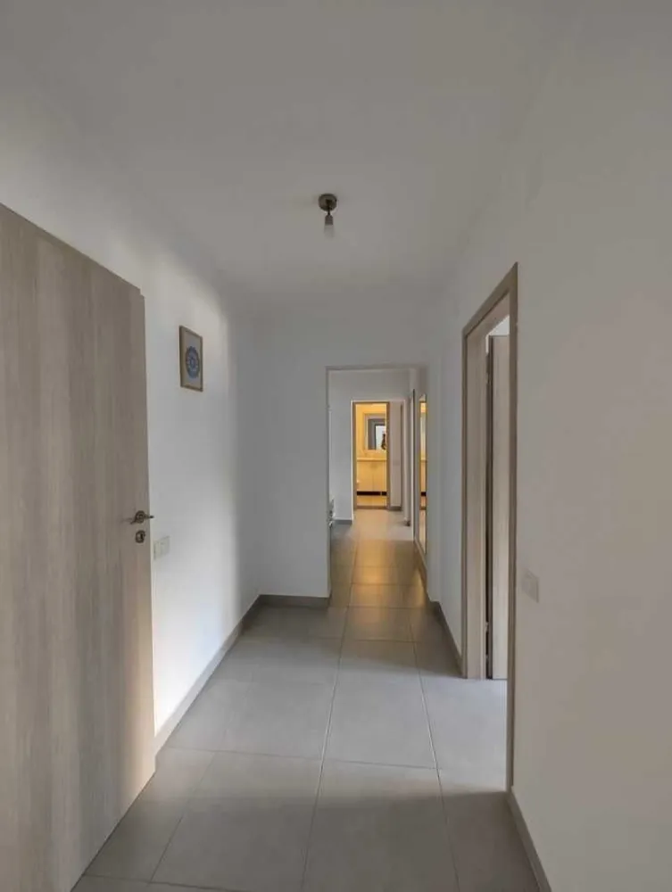 Apartament 4 camere | Rahova | 82mp | Utilat & Mobilat - Vand apartament cu 4 camere, cu o suprafata utila de 82 mp, mobilat/utilat. Acesta este situat la etajul 2 al unui bloc solid construit in 1980, foarte linistit, aflat in zona Rahova (la 10-20 minute de Piata Unirii). Apartamentul este ferit de zgomotul stradal, avand vedere spate.

Acesta are instalatii sanitare si electrice noi (fire si tablou noi, cu circuite separate), tamplarie termopan si calorifere noi, becuri LED eficiente energetic, baterii Hansgrohe, gresie, faianta si mozaic Delta Studio, usa metalica, detector de gaze.

Apartamentul are un design interior modern, este spatios si luminos. Dispune de o sufragerie spatioasa, 3 dormitoare, 2 bai, o bucatarie inchisa complet mobilata, hol mare, dressing si balcon.