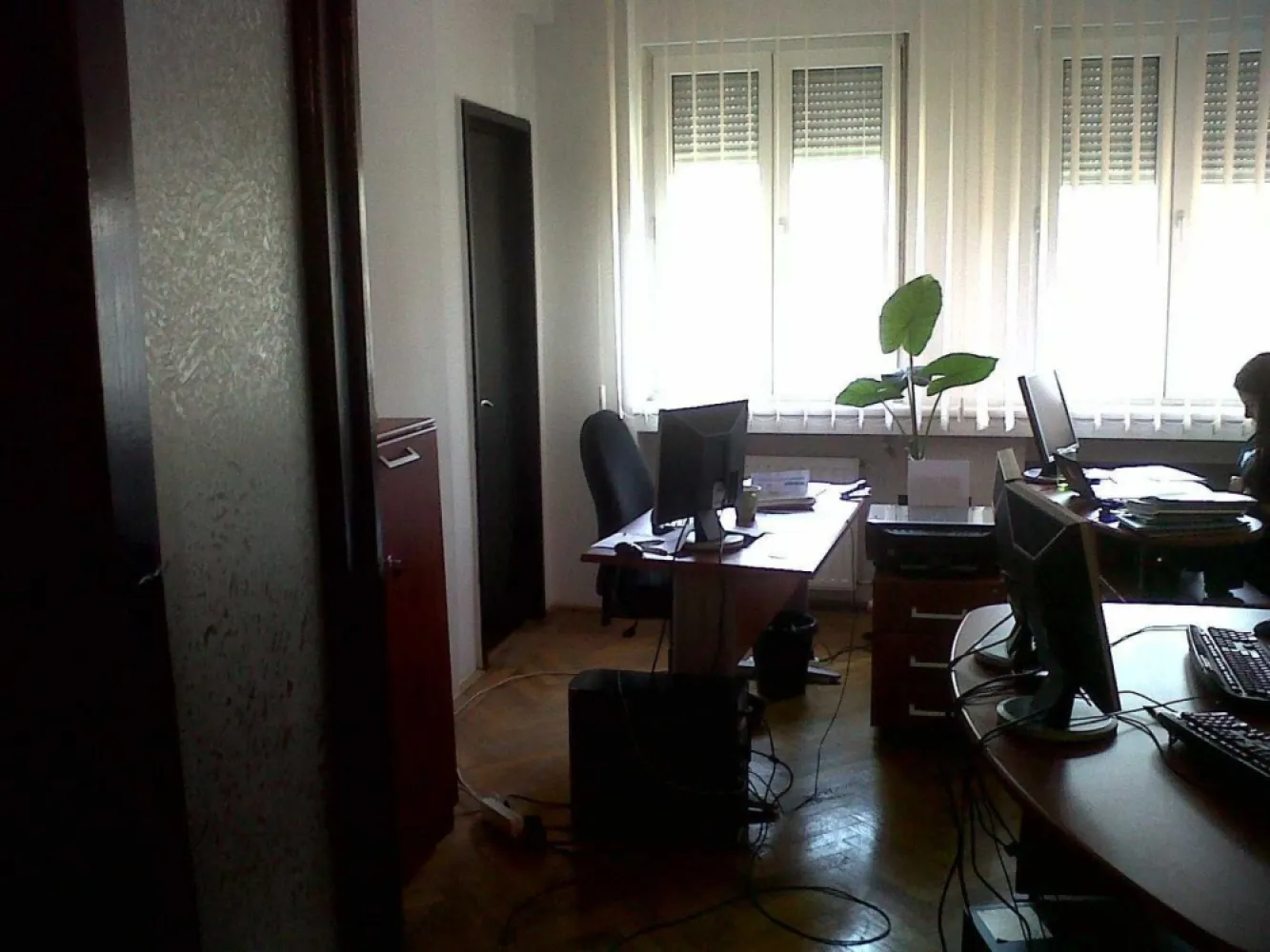 OCAZIE 4 camere Piata Romana 134 mp etaj 2/7 vedere Magheru 169700 EUR - Apartamentul este pozitionat pe Bulevardul Magheru, peste drum de statia de metrou Piata Romana si de KFC, avand in spate Piata Amzei (magazine, farmacii, terase, restaurante, piata, scoala, gradinita etc.) iar la 400 m se afla Academia de Studii Economice

Apartamentul se poate imparti si in 2 proprietati functionale separat: 
-un apartament de 3 camere cu baie si intrare principala din holul imobilului si 
-o garsoniera cu baie si cu bucatarie, avand intrare secundara din holul imobilului.

Apartamentul poate fi locuit imediat fiind curat si liber, dar pentru un confort de lux poate fi imbunatatit dupa preferinta viitorului proprietar. 

Acesta are geamuri termopane, usi din lemn masiv, gresie si faianta, dar si parchet masiv, raschetat si paluxat. 

Blocul dispune de propria centrală termică, ce a fost înnoită în anul 2023.

Poate fi cumparat in scop rezidential/ca investitie. 

Pana in anul 2010 a avut caracter bancabil, in baza consolidarii realizate in 1978 (supra-armaturi si evidente vizibile de consolidare).