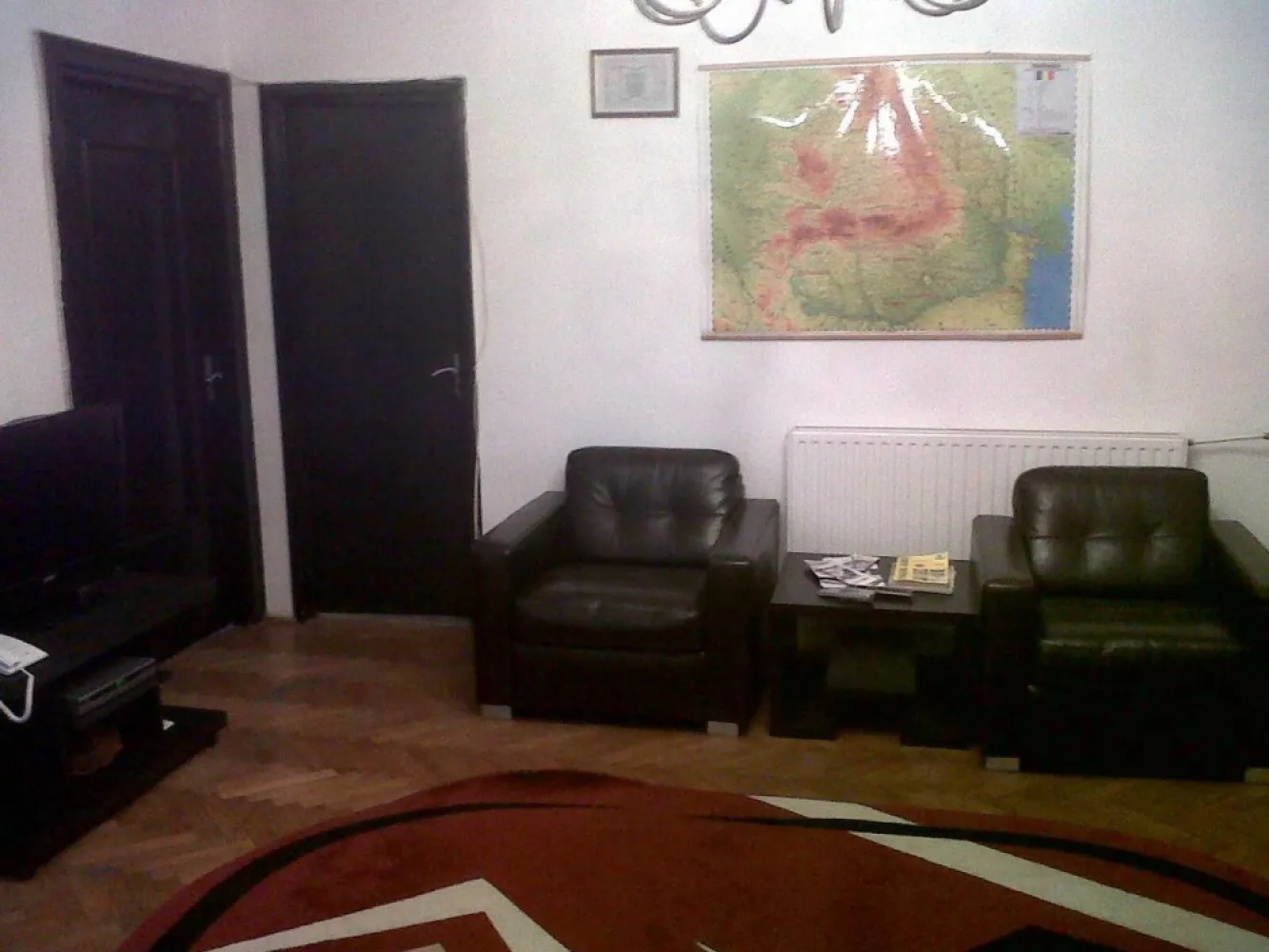 OCAZIE 4 camere Piata Romana 134 mp etaj 2/7 vedere Magheru 169700 EUR - Apartamentul este pozitionat pe Bulevardul Magheru, peste drum de statia de metrou Piata Romana si de KFC, avand in spate Piata Amzei (magazine, farmacii, terase, restaurante, piata, scoala, gradinita etc.) iar la 400 m se afla Academia de Studii Economice

Apartamentul se poate imparti si in 2 proprietati functionale separat: 
-un apartament de 3 camere cu baie si intrare principala din holul imobilului si 
-o garsoniera cu baie si cu bucatarie, avand intrare secundara din holul imobilului.

Apartamentul poate fi locuit imediat fiind curat si liber, dar pentru un confort de lux poate fi imbunatatit dupa preferinta viitorului proprietar. 

Acesta are geamuri termopane, usi din lemn masiv, gresie si faianta, dar si parchet masiv, raschetat si paluxat. 

Blocul dispune de propria centrală termică, ce a fost înnoită în anul 2023.

Poate fi cumparat in scop rezidential/ca investitie. 

Pana in anul 2010 a avut caracter bancabil, in baza consolidarii realizate in 1978 (supra-armaturi si evidente vizibile de consolidare).