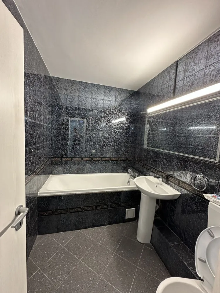 Vand apartament 4 camere Drumul Taberei - Vand apartament de 4 camere in zona drumul taberei, (str.Valea Argesului nr2) semidecomandat, (transformat in 3 camere).
Suprafata totala: 86,54 MP. 
Apartamentul are 2 balcoane, 2 grupuri sanitare si 2 debarale. Aer conditionat Romstal, instalatii sanitare Romstal, usi noi albe, zugravit nou. Apartamentul este situat la etajul 2/10.
Lipit de statia de metrou Constantin Brancusi.
Rel la tel!
