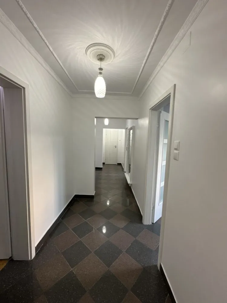 Vand apartament 4 camere Drumul Taberei - Vand apartament de 4 camere in zona drumul taberei, (str.Valea Argesului nr2) semidecomandat, (transformat in 3 camere).
Suprafata totala: 86,54 MP. 
Apartamentul are 2 balcoane, 2 grupuri sanitare si 2 debarale. Aer conditionat Romstal, instalatii sanitare Romstal, usi noi albe, zugravit nou. Apartamentul este situat la etajul 2/10.
Lipit de statia de metrou Constantin Brancusi.
Rel la tel!