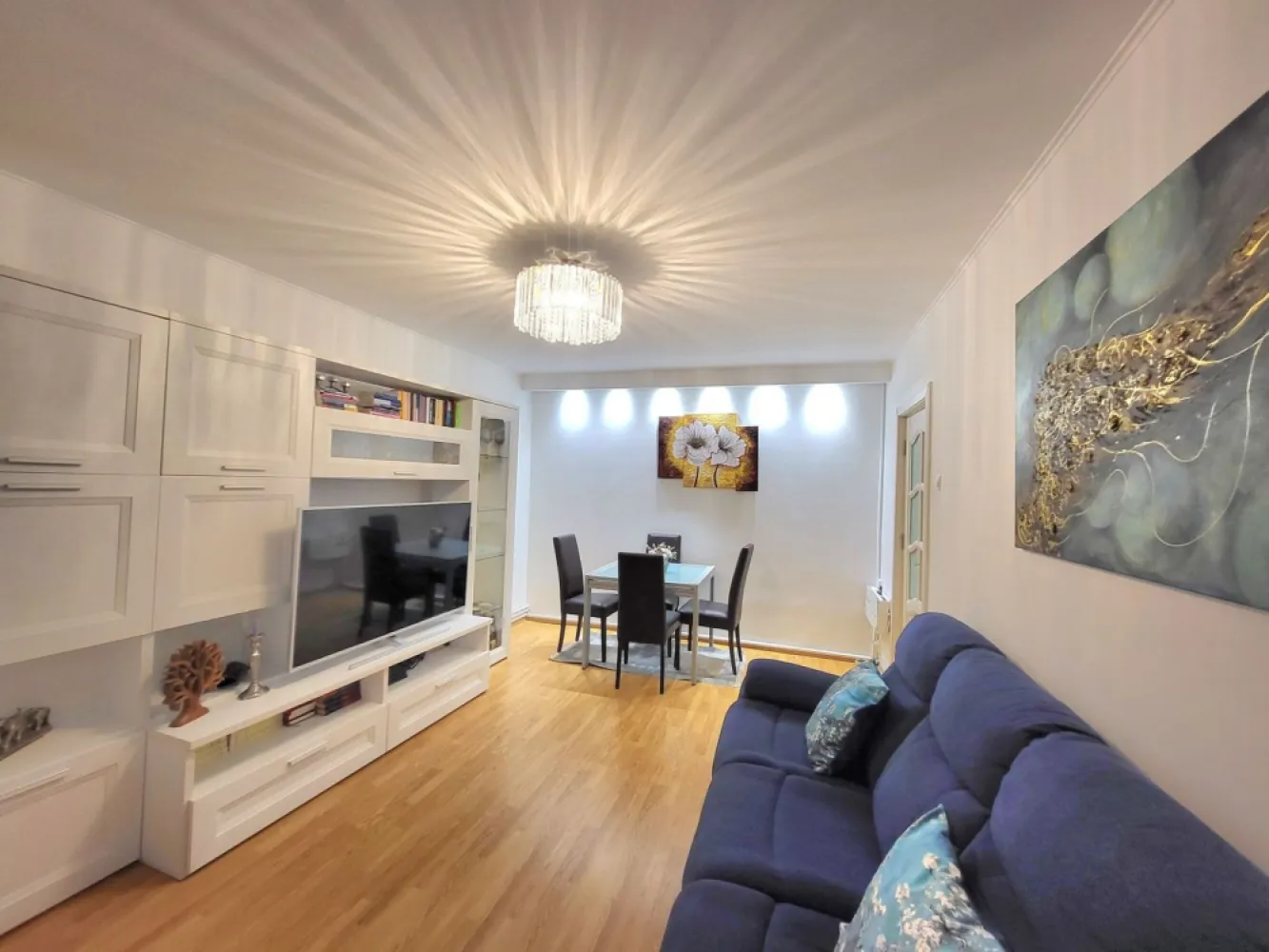 Direct proprietar vand apartament 4 camere București - Direct proprietar, vând apartament decomandat 4 camere:
* situat în bloc mic de 4 etaje la etajul 1, zona de liniște fără trafic, cu verdeață și parcuri, aproape de Parcul Tineretului și Oraselul Copiilor. 
*Mall Sun Plazza la 15 minute de mers pe jos.
* spațios, 89 mp.
* compus din sufragerie, 3 dormitoare, o bucătărie, 2 bai, balcon, 2 holuri. 
*complet renovat recent, cu îmbunătățiri substanțiale 
*usi noi si calitative, pereții exteriori izolați.
* centrala termica proprie.
* utilat, mobila de calitate. 
*2 grupuri sanitare dintre care unul cu cadă.
*2 aparate de aer condiționat.
* loc de parcare ADP lângă scara blocului 
*școală și 2 grădinițe la 2- 5 minunte de mers pe jos, practic este un confort suplimentar atât pentru părinți cât și pentru copii.
Acte la zi, curat și disponibil pentru mutare rapidă. 
Pret: 180000 Euro. 
Telefon: 07******00.
Colaborez cu persoane particulare.