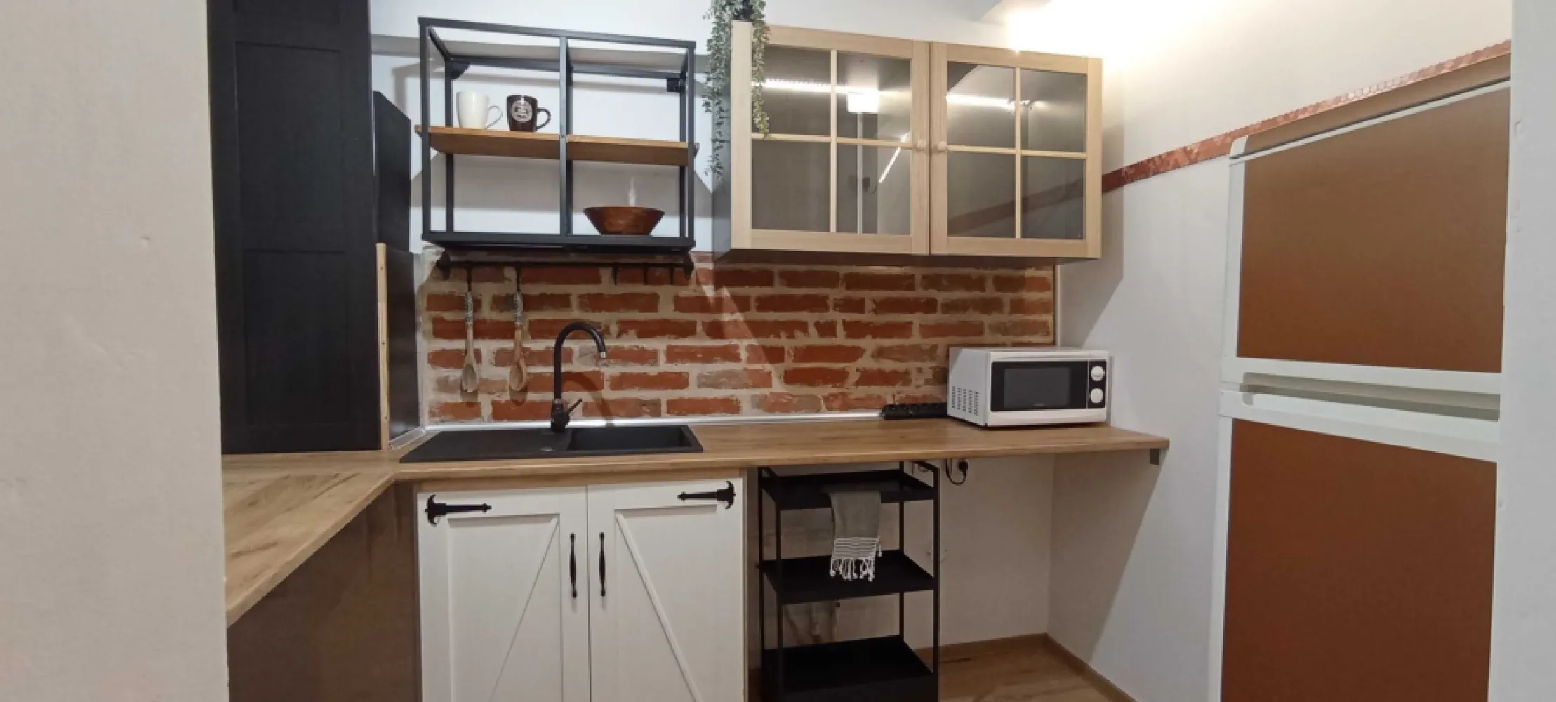 Casa Delea Noua, 5 min Decebal, 10 min m.Muncii, optiune mansardare - Direct proprietar.
Casa in suprafata de 82,4 mp, renovata complet 2024. 
Interior 66,2mp + terasa acoperita de 16,2mp. 
Localizata in sectorul 3, langa biserica Delea Noua, Mega Image (1min), Kaufland (9min), metrou Muncii ( 10 min), blvd Decebal (5 min) , Hyperion (7min), Spital Gomoiu (15 min) , toate de mers pe jos.
4 camere, 2 bai:
Parter: baie cu cada, living cu semineu pe etanol, dining separat cu semineu pe lemne, bucatarie

Etaj: dormitor 1, dormitor 2 cu dressing separat , baie cu dus
Incalzire in pardoseala. Posibilitate mansardare pentru cine doreste inca un etaj. 
Avantajoasa pentru inchiriere pe termen lung ( aproape de metrou si facultate) dar si termen scurt, Airbnb, Booking, avand in vedere nr camerelor si proximitatea metroului.