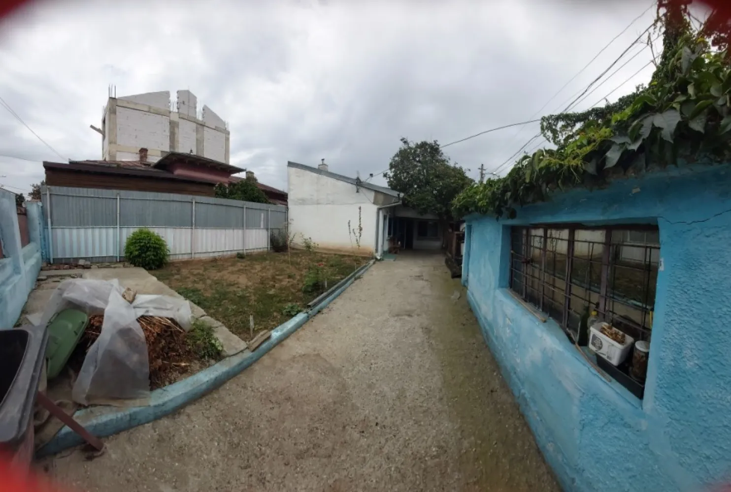Proprietar, Pieptanari-Giurgiului casa 208 mp - Proprietar, vând teren cu casa demolabila situat în sector 5, pe strada Suhaia nr. 51, zona liniștită. Garaj și foișor în spatele garajului. Acces facil către Sos. Giurgiului și B-dul Pieptanari și catre transportul în comun, metrou Eroii Revoluției. Toate utilitățile, mai puțin gaze.