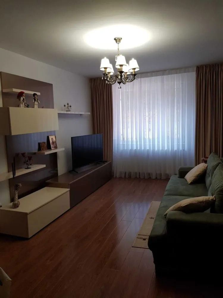 Proprietar vând apartament de 4 camere, zona Colentina - Fundeni - Proprietar vând apartament de 4 camere cu 2 grupuri sanitare si 2 balcoane , zona Colentina - Fundeni. Apartamentul este renovat. Bloc reabilitat. An construcție 1983. Clasa energetica A. Parter. Bucătărie mare cu balcon, Centrala termica.
Apartamentul prezinta o suprafața de 90 mp utili plus doua balcoane. Prezinta finisaje de calitate superioara cu gresie, faianța, parchet. Podeaua a fost izolata acustic. Ferestrele dispun de tâmplărie pvc si geam termopan de buna calitate astfel anulând zgomotul. Apartamentul dispune de loc de parcare cu abonament de la ADP. Apartamentul fiind la parter se poate instala o priza electrica de 220V pentru masini electrice.Tel 07******06
Blocul fiind poziționat bine accesul este facil in orice zona, având in apropiere hot spot-uri necesare cotidian:
- scoli 
- grădinițe si creșe
- campusul Universitar 
- acces facil către autostrada Bucuresti-Ploiesti
- acces la piețe
- acces supermarketuri
- farmacii, plafar
- supermarket-uri Mega Image, Carrefour, Lidl
- parcuri, pentru cei care doresc sa se bucure de sport in aer liber.
Blocul deține supraveghere video inclusiv in incinta, scara este extrem de curata, renovata, conductele blocului sunt schimbate, ghena este renovata si nu emite mirosuri neplăcute, de asemenea se încurajează sortarea deșeurilor.

Caracteristici, dotări
Opțiuni interior
2 grupuri sanitare
 Centrala termica
 Apometre
 Balcon
 Debara
 Inst. electrice noi
 Inst. sanitare noi
 Izolație termica
 Renovat recent
 Termopan
 Ușa metalica
Opțiuni exterior
Interfon
Reabilitat termic
Structura beton