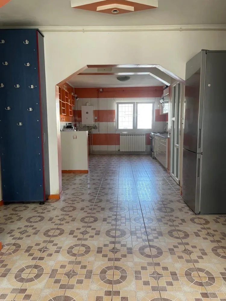 Apartament 4 camere zona mall vitan- nerva traian - Particular Vând apartament 4 camere decomandat cu 2 balcoane și 2 băi, poziționat la etajul 8/8 într-un bloc construit între anii 1989-1990, suprafața totală 96,47 mp supravegheat video, scara blocului curata, supravegheată video, cu interfon. 
Panouri fotovoltaice în lucru pentru utilitățile de pe scara blocului!
Acesta se află situat pe o strada adiacentă cu Calea Vitan, Nerva Traian și Splaiul unirii. 
Blocul este anvelopat, poziție centrală foarte bună:
Mall Vitan -5 min
Nerva traian- 5 min
Bd. Unirii- 10 min
Metrou Timpuri Noi - 7-10 min
Metrou Mihai Bravu -15 min
Toate de mers pe jos!
Scoli, grădinițe , supermarketuri in apropiere ! 
Apartamentul dispune de centrală proprie cu calorifere , AC, geamuri termopan, uși termopan la interior, bucătărie open space actualizată în releveu și ușa metalică la intrare!
Preț 189.000€
Rel la tel 07 doi 84 șase 4322
Rog și ofer seriozitate!