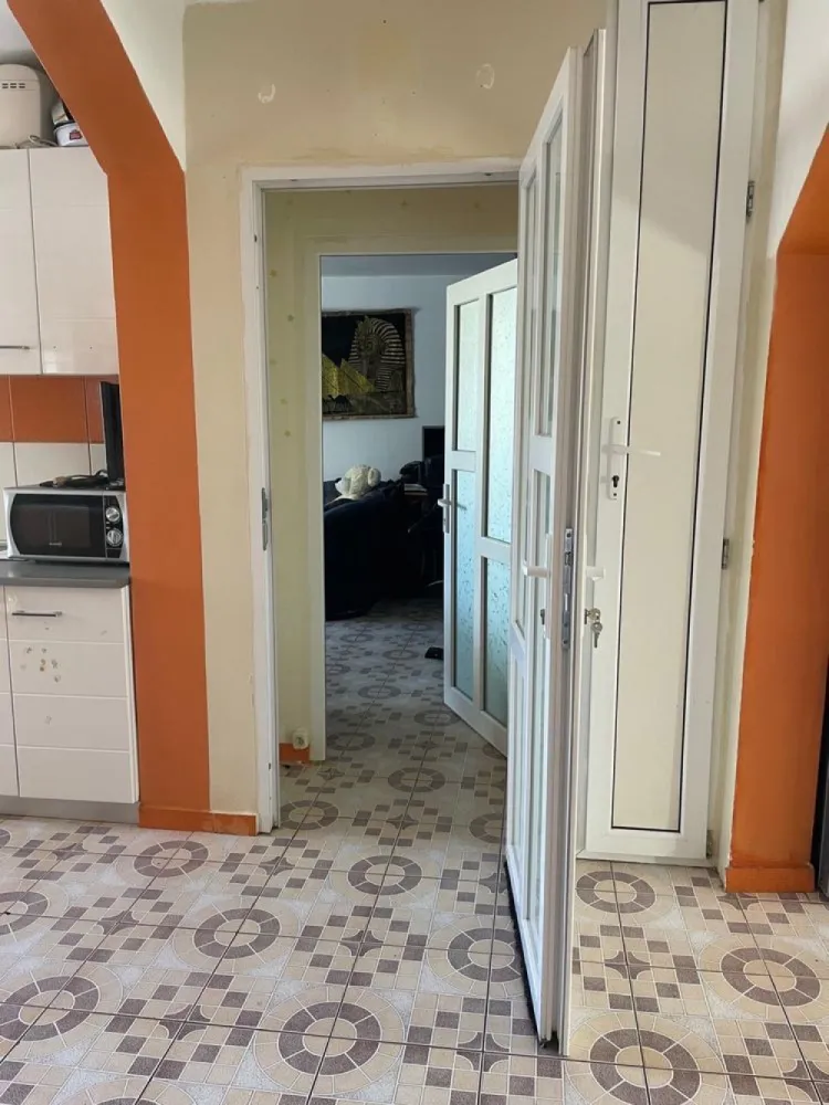 Apartament 4 camere zona mall vitan- nerva traian - Particular Vând apartament 4 camere decomandat cu 2 balcoane și 2 băi, poziționat la etajul 8/8 într-un bloc construit între anii 1989-1990, suprafața totală 96,47 mp supravegheat video, scara blocului curata, supravegheată video, cu interfon. 
Panouri fotovoltaice în lucru pentru utilitățile de pe scara blocului!
Acesta se află situat pe o strada adiacentă cu Calea Vitan, Nerva Traian și Splaiul unirii. 
Blocul este anvelopat, poziție centrală foarte bună:
Mall Vitan -5 min
Nerva traian- 5 min
Bd. Unirii- 10 min
Metrou Timpuri Noi - 7-10 min
Metrou Mihai Bravu -15 min
Toate de mers pe jos!
Scoli, grădinițe , supermarketuri in apropiere ! 
Apartamentul dispune de centrală proprie cu calorifere , AC, geamuri termopan, uși termopan la interior, bucătărie open space actualizată în releveu și ușa metalică la intrare!
Preț 189.000€
Rel la tel 07 doi 84 șase 4322
Rog și ofer seriozitate!