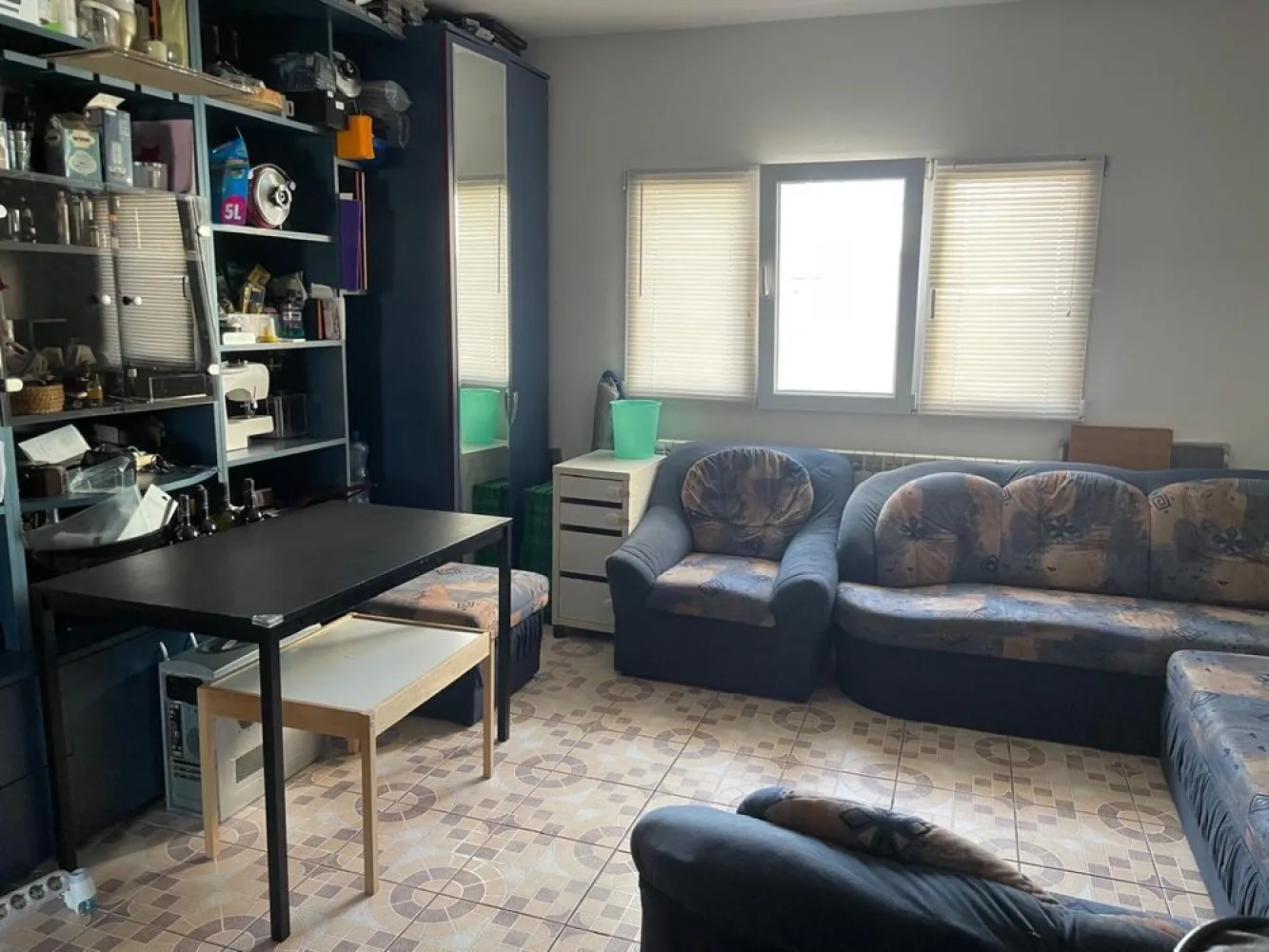 Apartament 4 camere zona mall vitan- nerva traian - Particular Vând apartament 4 camere decomandat cu 2 balcoane și 2 băi, poziționat la etajul 8/8 într-un bloc construit între anii 1989-1990, suprafața totală 96,47 mp supravegheat video, scara blocului curata, supravegheată video, cu interfon. 
Panouri fotovoltaice în lucru pentru utilitățile de pe scara blocului!
Acesta se află situat pe o strada adiacentă cu Calea Vitan, Nerva Traian și Splaiul unirii. 
Blocul este anvelopat, poziție centrală foarte bună:
Mall Vitan -5 min
Nerva traian- 5 min
Bd. Unirii- 10 min
Metrou Timpuri Noi - 7-10 min
Metrou Mihai Bravu -15 min
Toate de mers pe jos!
Scoli, grădinițe , supermarketuri in apropiere ! 
Apartamentul dispune de centrală proprie cu calorifere , AC, geamuri termopan, uși termopan la interior, bucătărie open space actualizată în releveu și ușa metalică la intrare!
Preț 189.000€
Rel la tel 07 doi 84 șase 4322
Rog și ofer seriozitate!