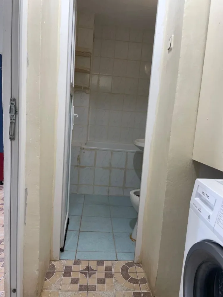 Apartament 4 camere zona mall vitan- nerva traian - Particular Vând apartament 4 camere decomandat cu 2 balcoane și 2 băi, poziționat la etajul 8/8 într-un bloc construit între anii 1989-1990, suprafața totală 96,47 mp supravegheat video, scara blocului curata, supravegheată video, cu interfon. 
Panouri fotovoltaice în lucru pentru utilitățile de pe scara blocului!
Acesta se află situat pe o strada adiacentă cu Calea Vitan, Nerva Traian și Splaiul unirii. 
Blocul este anvelopat, poziție centrală foarte bună:
Mall Vitan -5 min
Nerva traian- 5 min
Bd. Unirii- 10 min
Metrou Timpuri Noi - 7-10 min
Metrou Mihai Bravu -15 min
Toate de mers pe jos!
Scoli, grădinițe , supermarketuri in apropiere ! 
Apartamentul dispune de centrală proprie cu calorifere , AC, geamuri termopan, uși termopan la interior, bucătărie open space actualizată în releveu și ușa metalică la intrare!
Preț 189.000€
Rel la tel 07 doi 84 șase 4322
Rog și ofer seriozitate!