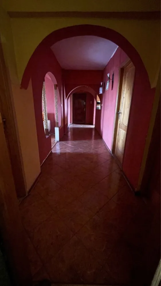 Apartament 4 camere de vazare- Calea Vitan - NU ACCEPTAM AGENTII!!! 

PROPRIETAR-Vând apartament 4 camere, în intersecția Calea Vitan ( prosper).
Apartamentul se află la etajul 10(mentionez ca plafonul este refăcut anul acesta, nu exista si nu au existat infiltratii), este compus din bucătărie, hol, 3 dormitoare, 1 baie, living si balcon deschis cu acces în unul din dormitoare și în living. 
Blocul este construit în 1983, iar suprafața apartamentului este de 77,90 mp+7,80mp balcon. 

Zona este foarte bine conectată la transportul public (1,10,19,135,123) și este la 8 minute de mers pe jos până la stația de metrou Mihai Bravu și 14 minute până la stația de metrou Dristor. 

Zona oferă acces rapid la: Mega Image, Shop&Go;, farmacii, Kaufland, Lidl, Mall Vitan, Park Lake, Sun Plaza, Mathaus, Auchan Vitan, etc. 

Prețul este de 159.000€ negociabil. 
Pentru mai multe informații, aștept telefonul dumneavoastră.

 07******50-Sherin
 07******00-Alexandru