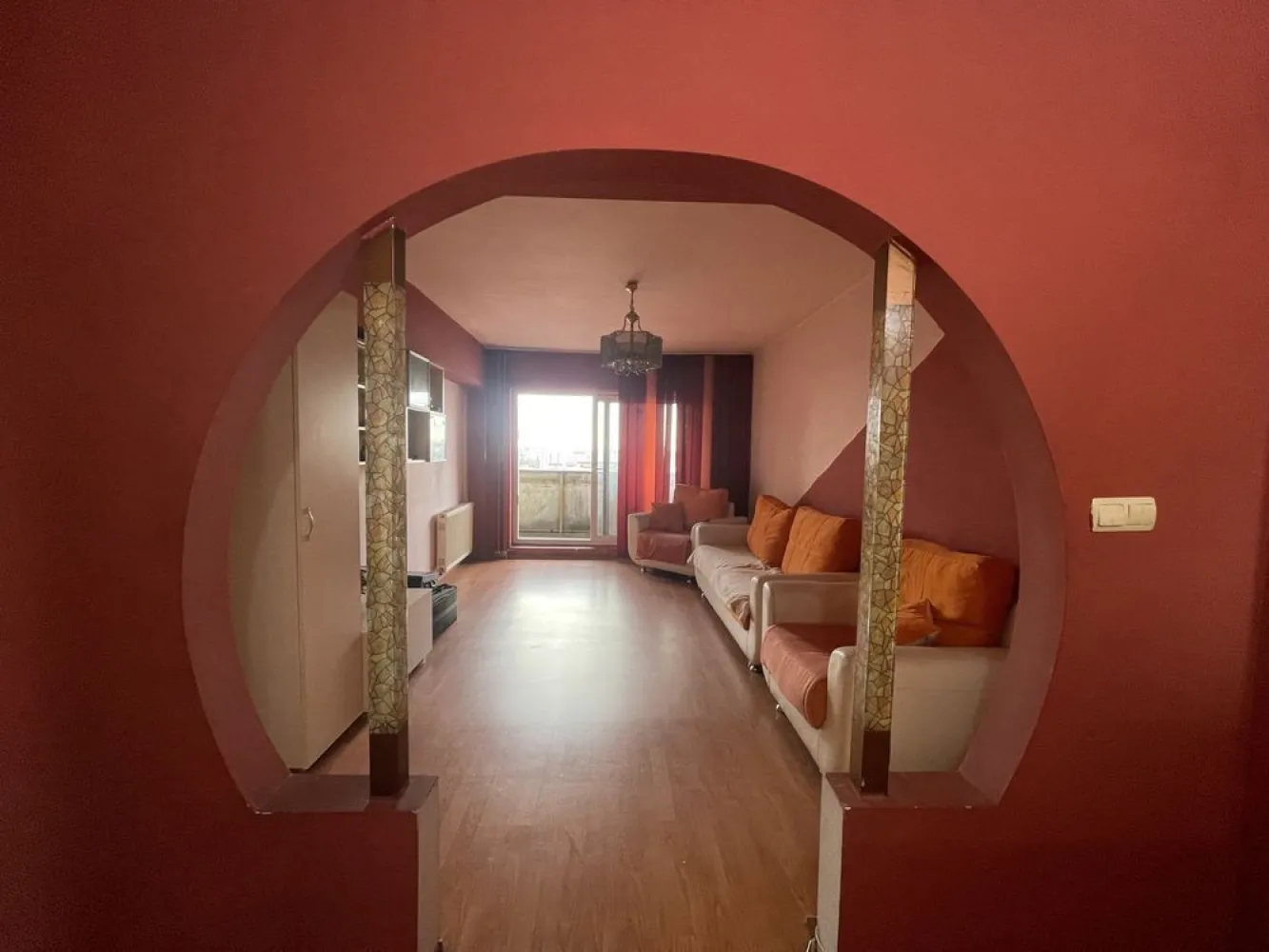 Apartament 4 camere de vazare- Calea Vitan - NU ACCEPTAM AGENTII!!! 

PROPRIETAR-Vând apartament 4 camere, în intersecția Calea Vitan ( prosper).
Apartamentul se află la etajul 10(mentionez ca plafonul este refăcut anul acesta, nu exista si nu au existat infiltratii), este compus din bucătărie, hol, 3 dormitoare, 1 baie, living si balcon deschis cu acces în unul din dormitoare și în living. 
Blocul este construit în 1983, iar suprafața apartamentului este de 77,90 mp+7,80mp balcon. 

Zona este foarte bine conectată la transportul public (1,10,19,135,123) și este la 8 minute de mers pe jos până la stația de metrou Mihai Bravu și 14 minute până la stația de metrou Dristor. 

Zona oferă acces rapid la: Mega Image, Shop&Go;, farmacii, Kaufland, Lidl, Mall Vitan, Park Lake, Sun Plaza, Mathaus, Auchan Vitan, etc. 

Prețul este de 159.000€ negociabil. 
Pentru mai multe informații, aștept telefonul dumneavoastră.

 07******50-Sherin
 07******00-Alexandru