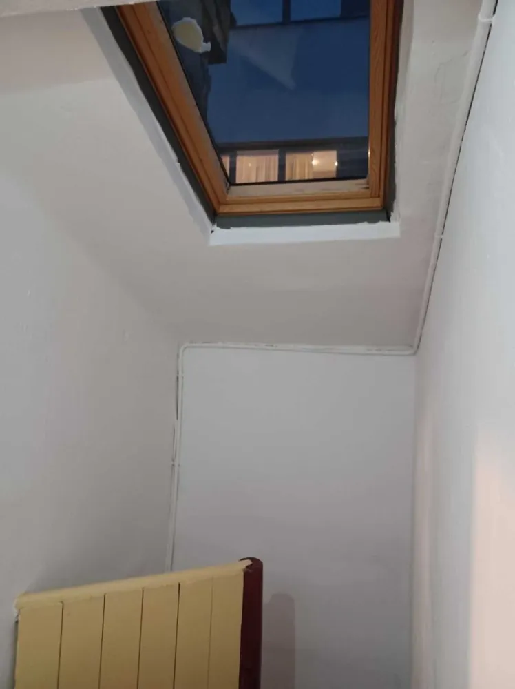 Vanzare apartament 4 camere Piata Victoriei - Ofer spre vanzare un apartament cu un frumos potential. Asa cum se vede din fotografii, momentan este intr o stare ce necesita o renovare substantiala. Este structurat pe 2 nivele, cu 4 camere, 2 bai, bucatarie, debara, o mica logie si pod aferent apartamentului.

Avantaje
- La 3 min mers pe jos de la gura de metrou Piata Victoria (Strada Putul de Piatra nr.4)
- Intrare separata din curte-alee
- Doar 4 apartamente in cladire 2 parter si 2 etaj (acesta este unul dintre cele de la etaj)
- Acoperisul exact deasupra apartamentului, pe o buna parte a acestuia a fost refacut acum 2 ani, pe cealalta parte are 6 ani
- Cladirea nu are expertiza tehnica pentru risc seismic, insa cele de pe strada ce au facut aceasta expertiza, niciuna nu au fost incadrata la risc seismic 1 sau 2, maim mult, fiind o cladire cu nivel de inaltime mic si amprenta mare, foarte probabil de a fi vorba de asa ceva
- Poate ca acesta nu este un plus pentru multi, pt mine insa este pe aceasta strada nu se parcheaza pe trotuar. Nu exista nici o masina parcata pe trotuar
- In cladire, la parter a locuit fostul primar general al Bucurestiului Victor Dombrovski, iarasi la etaj, regretatul istoric Neagu Giuvara.
- Apartamentul are prin firma de arhitectura, facuta oficial documentatia ce trebuie urmarita pentru o renovare rezonabila. Aceasta se poate preda impreuna cu apartamentul. In urma acestei documentatii, pretul renovarii trecea cu mult peste 35.000 euro, asa ca mi am dat seama ca nu mi permit aceasta renovare. In urma acestui proiect, apartamentul ar urma sa aiba 3 camere plus pod locuibil, living openspace, la fel si bucatarie, ajungandu se undeva la putin peste 100 m patrati utili.

Asa cum mentionam, vand apartamentul deoarece nu ma descurc financiar sa l renovez, este extrem de mare, probabil un apartament de familie. Cea mai mare chirie pentru acest apartament a fost 780 euro luna, si cea mai mica de 400 euro luna.
Acesta este ultimul apartament nerenovat din cladire. Vecinii avand schimbat inclusiv intreaga instalatie sanitara si electrica.
Au existat discutii despre renovarea fatadei, insa nu este intr o stare ce necesita aceasta actiune imediata.

Va astept la vizionare si sper sa veniti cu inima deschisa si sa I redati acestui loc frumusetea de care are nevoie.