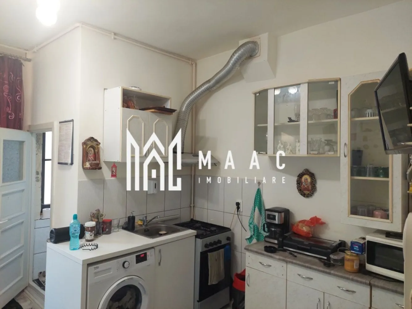 Ultracentral I Pretabil Investitie I Apartament 1 Camera - Situată în inima orașului Sibiu, această garsonieră reprezintă o oportunitate foarte bună pentru locuire sau investiție. Poziționarea ultracentrală, suprafața practică și compartimentarea eficientă o fac potrivită atât pentru închiriere în regim hotelier, cât și pentru uz personal. Caracteristici principale: Suprafață utilă: 31 mp Etaj 3 într-un imobil cu curte comună Compartimentare practică Camară pentru depozitare Cotă parte din pod inclusă în proprietate Proprietatea este pretabilă pentru regim hotelier, fiind situată într-o zonă cu acces rapid către principalele puncte de interes din oraș. Se vinde complet funcțională și este disponibilă imediat. Documentația este pregătită pentru vânzare. Pentru detalii și programarea unei vizionări: ID: CP2527428 }}