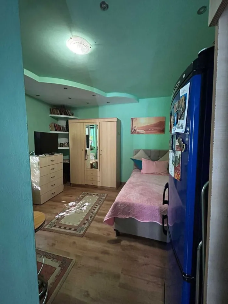 De vânzare apartament cu 4 camere în zona Cișmigiu - De vânzare în zona Cișmigiu:
Apartament de aproximativ 90 mp utili, cu 4 camere la mansardă, într-o vilă cu parter și mansardă. Se vinde utilat și mobilat, disponibil în maxim 30 de zile de la semnare.
An de construcție 1940, nu prezintă risc seismic și are fațada recent renovată. La parter funcționează o clinică medicală.
Apartamentul a fost complet renovat: instalații electrice și termice noi, pereți și șapă refăcuți, centrală termică instalată. Terasă de 6,55 mp și boxă de 2,3 mp la subsol sunt incluse în preț.
Poziționarea este excelentă și strategică: la numai 4 minute de mers pe jos de Parcul Cișmigiu, într-o zonă liniștită și sigură, ideală pentru a deveni locuință sau pentru investiții profitabile în regim Airbnb/hostel. La o stradă distanță se află Grădinița 248 și Liceul Miguel de Cervantes. În vecinătate sunt disponibile terenuri de sport, teatre, hoteluri. Datorită poziționării aparte a imobilului, accesul către Centrul Vechi, dar și către alte atracții turistice din București este facil.