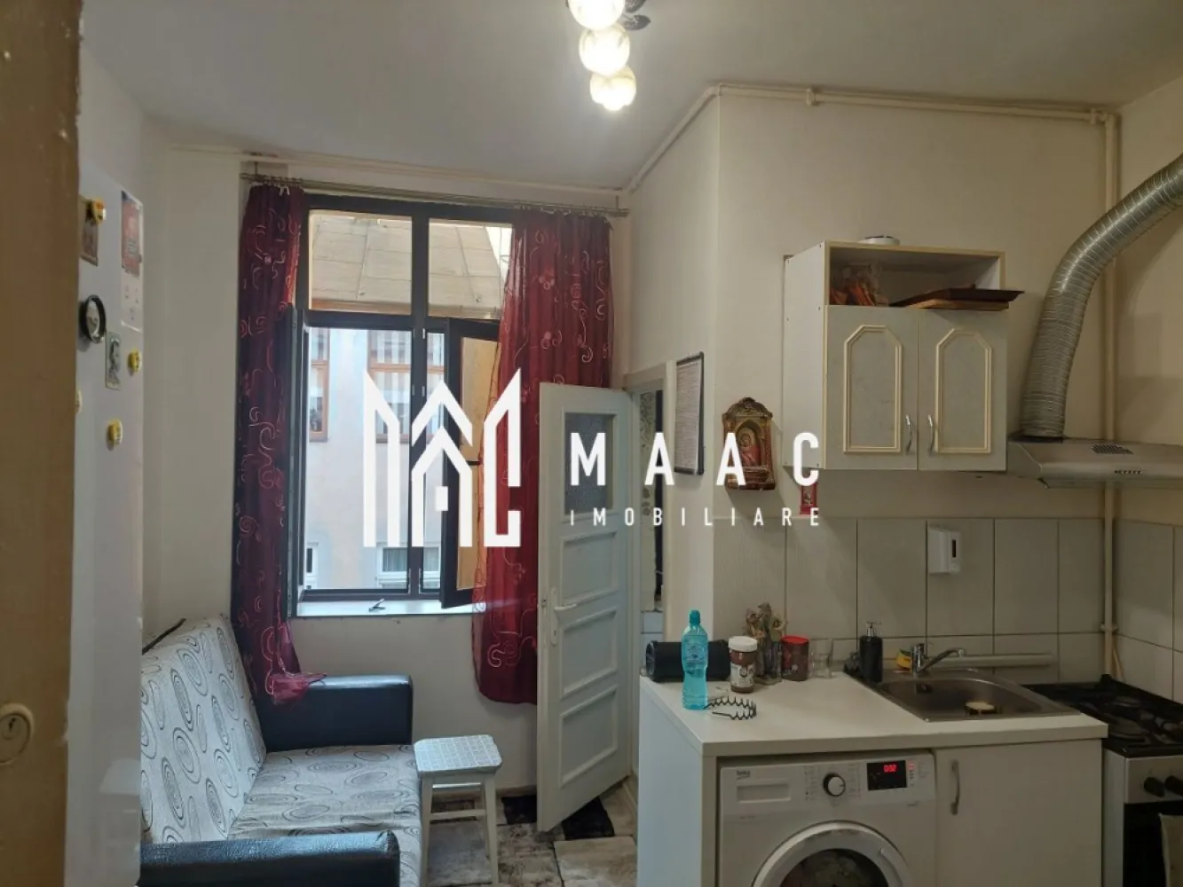 Ultracentral I Pretabil Investitie I Apartament 1 Camera - Situată în inima orașului Sibiu, această garsonieră reprezintă o oportunitate foarte bună pentru locuire sau investiție. Poziționarea ultracentrală, suprafața practică și compartimentarea eficientă o fac potrivită atât pentru închiriere în regim hotelier, cât și pentru uz personal. Caracteristici principale: Suprafață utilă: 31 mp Etaj 3 într-un imobil cu curte comună Compartimentare practică Camară pentru depozitare Cotă parte din pod inclusă în proprietate Proprietatea este pretabilă pentru regim hotelier, fiind situată într-o zonă cu acces rapid către principalele puncte de interes din oraș. Se vinde complet funcțională și este disponibilă imediat. Documentația este pregătită pentru vânzare. Pentru detalii și programarea unei vizionări: ID: CP2527428 }}