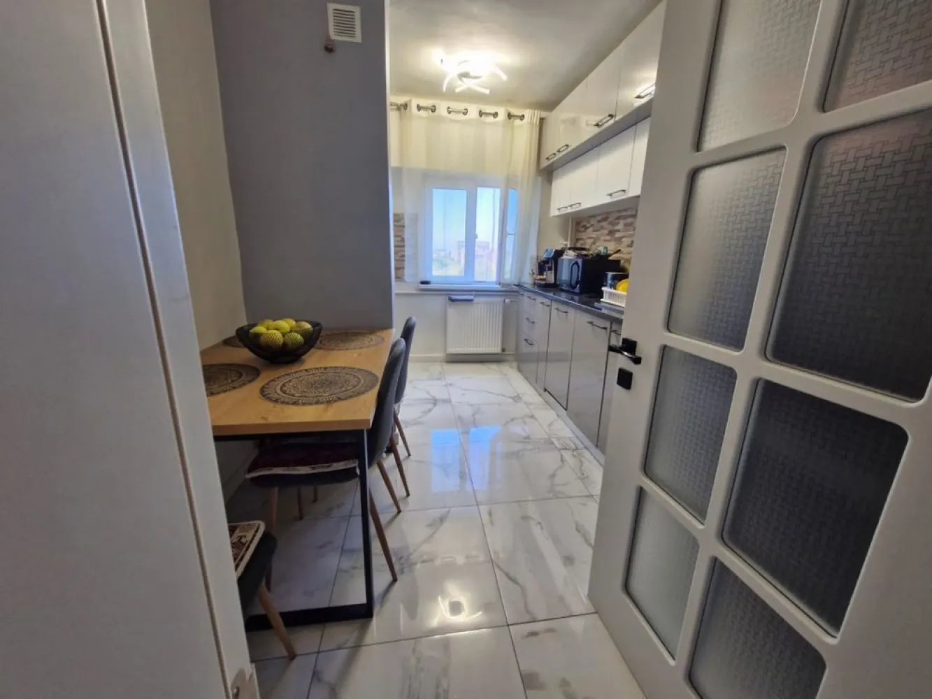 Apartament 4 camere, Dna Ghica - Apartament 4 camere, proaspat renovat cu mobila noua.
* suprafata 90 mp, doua bai, doua balcoane.
* situat intr o zona linistita cu acces rapid la mijloacele de transport in comun! Tramvaiul 21, doua minute de mers pe jos, ratb in fata scarii 
* imobilul este situat langa parc, intrare fiind in spatele scarii. 
* An consructie 1975
* Etaj 7 din 10
* Scoala generala vis a vis de bloc
* Magazine si piata obor in apropiere