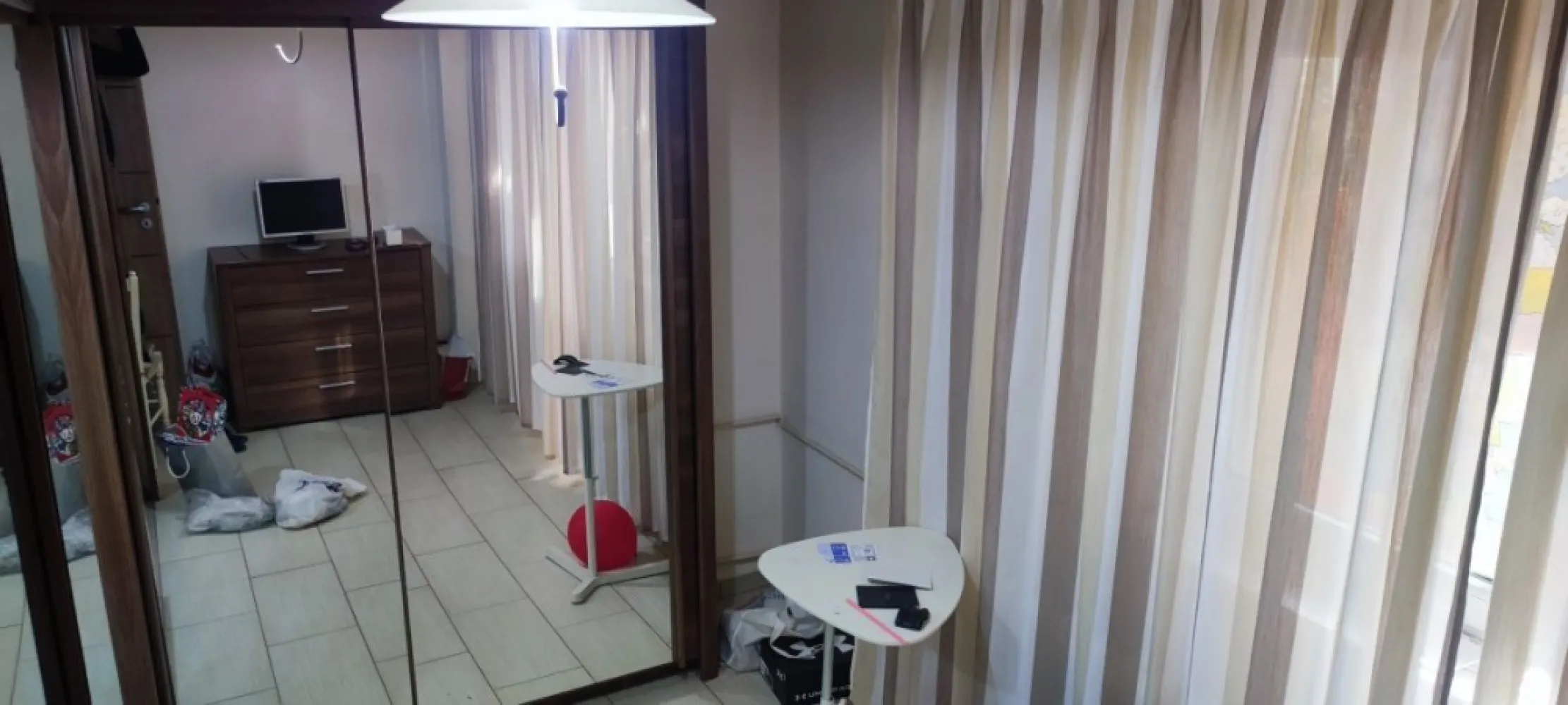 Apartament 4 camere Calea Văcărești - Proprietar vând apartament 4 camere, Calea Văcărești 340, proximitate Sun Plaza, metrou Piata Sudului 8 minute, parc Lumea Copiilor 5 minute. 
Orientare est sud, etaj 4/7, 2 balcoane închise, 2 bai, gresie, termopane, 2 AC, frigider, mașină de spălat, parțial mobilat.
Instalație electrică refăcută Cu. Renovat 2018.
Parcare ADP.
Disponibil imediat.
Nu colaborez cu agenții intermediari
