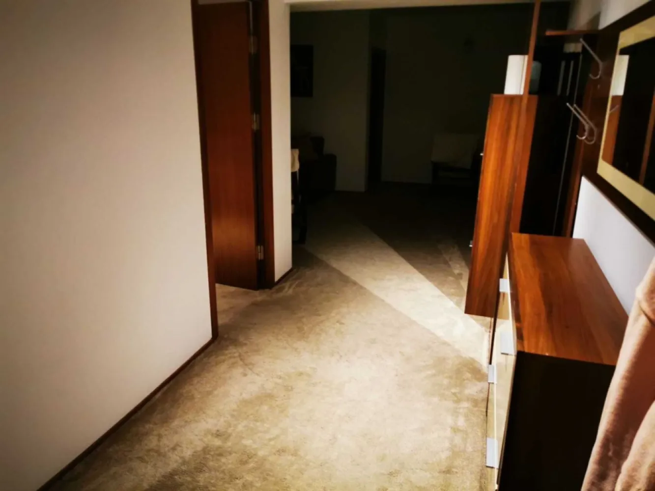 Vand aprtament 4 camere, Bucuresti sector 2 - Vand apartament 4 cam, sos Pantelimon cu suprafata totala de 100 mp. Apartamentul este situat la etajul 10/12
Are 2 balcoane, 2 grupuri sanitare, 3 dormitoare, sufragerie si bucatarie
Blocul este reabilitat termic si are centrala de bloc
Apartamentul se poate si inchiria la pretul de 600 euro