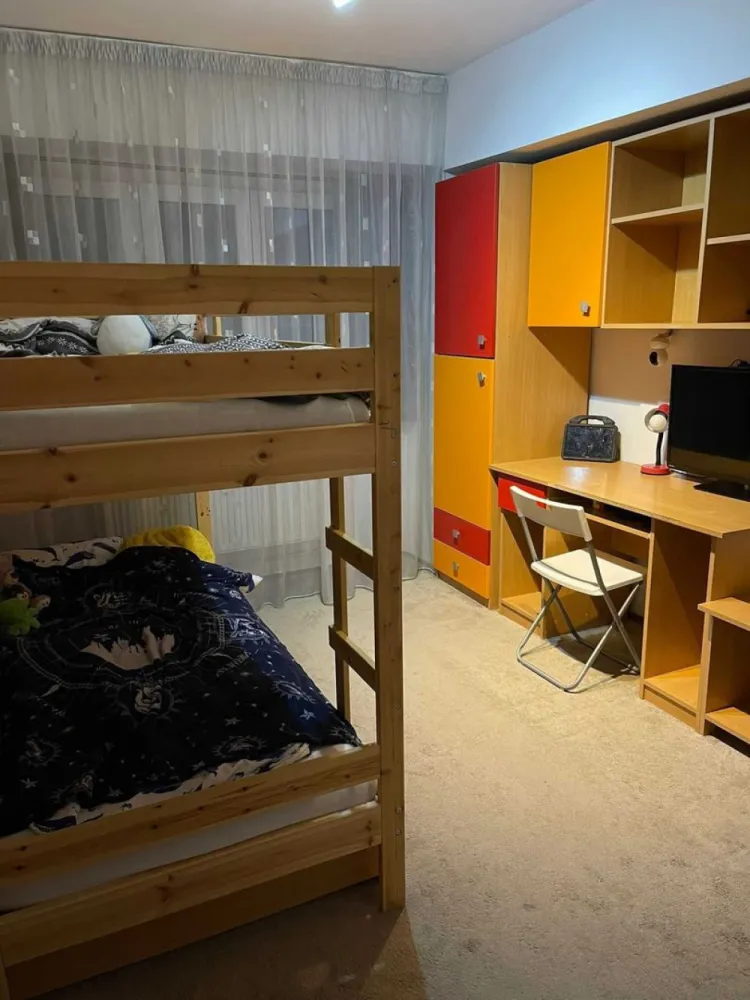 Vand aprtament 4 camere, Bucuresti sector 2 - Vand apartament 4 cam, sos Pantelimon cu suprafata totala de 100 mp. Apartamentul este situat la etajul 10/12
Are 2 balcoane, 2 grupuri sanitare, 3 dormitoare, sufragerie si bucatarie
Blocul este reabilitat termic si are centrala de bloc
Apartamentul se poate si inchiria la pretul de 600 euro