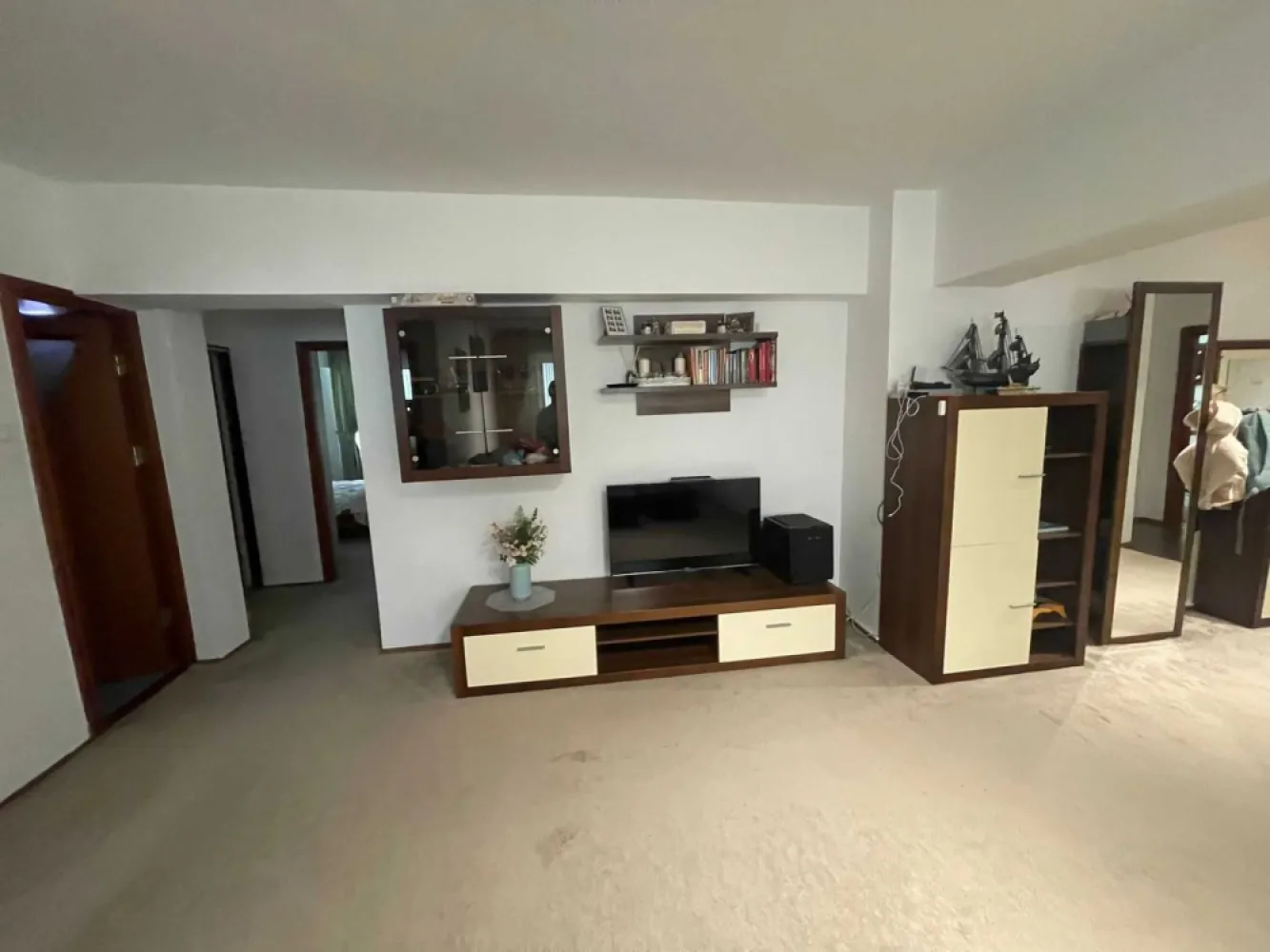 Vand aprtament 4 camere, Bucuresti sector 2 - Vand apartament 4 cam, sos Pantelimon cu suprafata totala de 100 mp. Apartamentul este situat la etajul 10/12
Are 2 balcoane, 2 grupuri sanitare, 3 dormitoare, sufragerie si bucatarie
Blocul este reabilitat termic si are centrala de bloc
Apartamentul se poate si inchiria la pretul de 600 euro