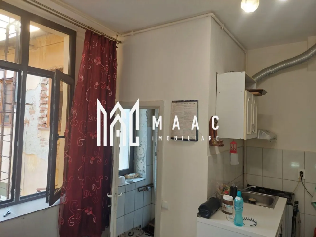 Ultracentral I Pretabil Investitie I Apartament 1 Camera - Situată în inima orașului Sibiu, această garsonieră reprezintă o oportunitate foarte bună pentru locuire sau investiție. Poziționarea ultracentrală, suprafața practică și compartimentarea eficientă o fac potrivită atât pentru închiriere în regim hotelier, cât și pentru uz personal. Caracteristici principale: Suprafață utilă: 31 mp Etaj 3 într-un imobil cu curte comună Compartimentare practică Camară pentru depozitare Cotă parte din pod inclusă în proprietate Proprietatea este pretabilă pentru regim hotelier, fiind situată într-o zonă cu acces rapid către principalele puncte de interes din oraș. Se vinde complet funcțională și este disponibilă imediat. Documentația este pregătită pentru vânzare. Pentru detalii și programarea unei vizionări: ID: CP2527428 }}