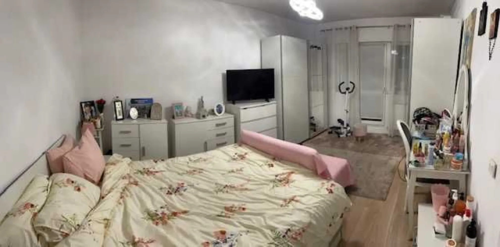 Apartament 4 camere Colentina - Apartament cu 4 camere, decomandat, situat la etajul 6 din 8, in zona linistita langa stadionul Daco-Getica. Apartamentul este renovat complet, cu finisaje de lux si se vinde complet utilat si mobilat. Bucataria este utilata cu electrocasnice Franke si cu masina de spalat vase. Mobila din casa este exclusiv Mobexert. Apartamentul are 2 balcoane mari, mobilate cu spatii de depozitare, sifoniere facute pe comanda. 
Pretul este 150.000 euro.