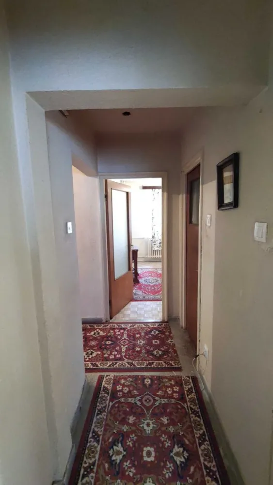Apartament 4 camere Berceni Emil Racovita de vanzare - artament cu 4 camere de vanzare Berceni -Emil Racovita-in apropierea stiilor de metrou Piata Sudului si Aparatori!

Situat la parter intr-un bloc cu 4 etaje edificat in anul 1971. Bloc fara risc seismic construit din diafragme de beton armat si anumiti pereti de caramida. Apartament semidecomandat cu 3 dormitoare + camera de zi + 2 bai + debara + balcon foarte mare, cca 7,5 mp.

Sectorul 4 este probabil cel mai ingrijit si frumos din oras. Cartier curat cu multe spatii verzi, locuri de joaca pentru copii si parcari de resedinta amenajate. Parcurile Tineretului, Carol, Oraselul Copiilor,Lumea Copiilor, Parcul Natural Vacaresti sunt locuri in care puteti petrece timp singuri sau cu copiii. Recent a fost finalizat patinoarul Berceni Arena. Scoli, gradinite, crese, magazine, centre comerciale in apropiere. Acces usor catre centrul orasului cu metroul si transportul public de suprafata ( sau cca 10 minute cu autoturismul).
Locatia este pe traseul mijloacelor de transport in comun STB(statie la cca 2 minute) si in apropierea a doua statii de metrou (cca 8-10 minute de mers pe jos). Pe Autostrada A0 (noua centura a Bucurestiului) se poate ajunge practic in orice zona a orasului.

Pentru vizionare sunati agentul imobiliar la tel nr. 07******27
Apartament curat, fara modificari interioare,fara imbunatatiri, nelocuit, disponibil imediat!

Pret 107.000 euro
Oferta prezentata de agentie imobiliara.
Comision cumparare 3%