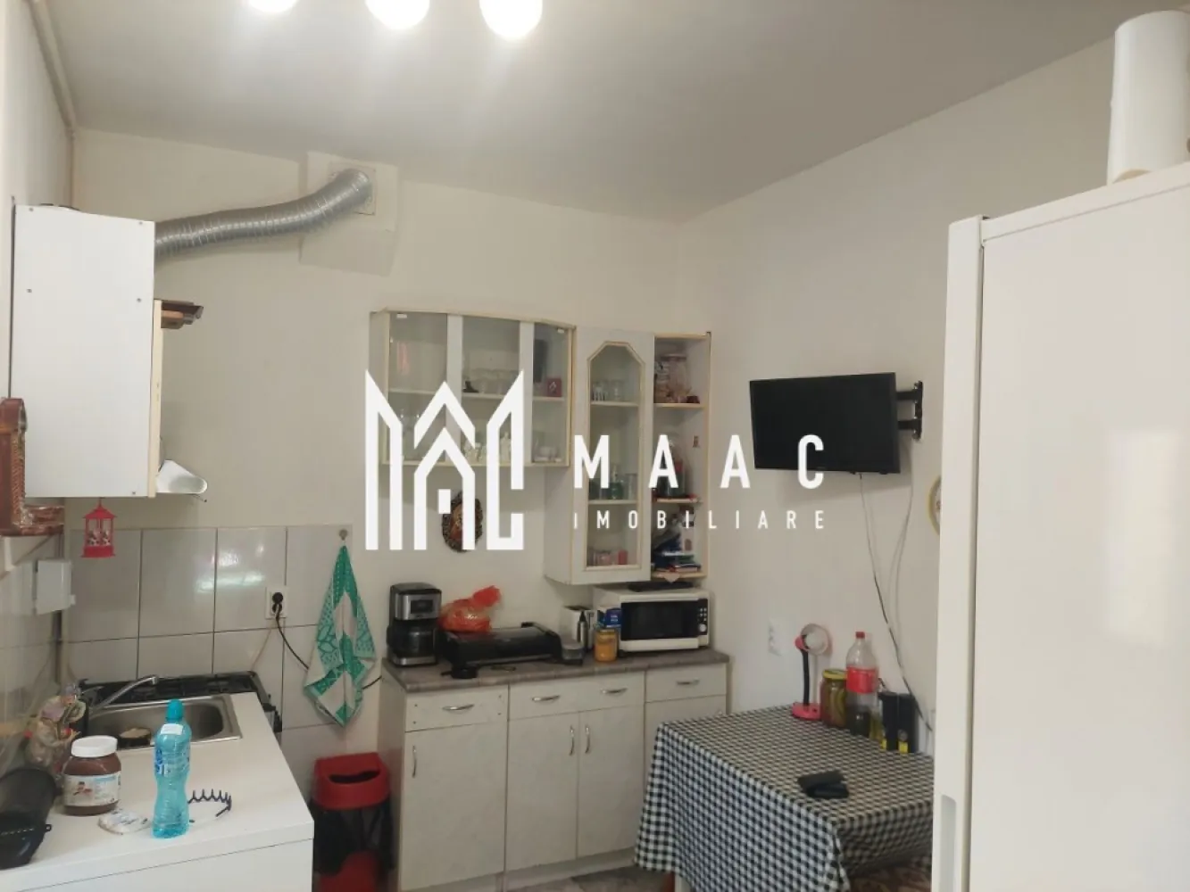 Ultracentral I Pretabil Investitie I Apartament 1 Camera - Situată în inima orașului Sibiu, această garsonieră reprezintă o oportunitate foarte bună pentru locuire sau investiție. Poziționarea ultracentrală, suprafața practică și compartimentarea eficientă o fac potrivită atât pentru închiriere în regim hotelier, cât și pentru uz personal. Caracteristici principale: Suprafață utilă: 31 mp Etaj 3 într-un imobil cu curte comună Compartimentare practică Camară pentru depozitare Cotă parte din pod inclusă în proprietate Proprietatea este pretabilă pentru regim hotelier, fiind situată într-o zonă cu acces rapid către principalele puncte de interes din oraș. Se vinde complet funcțională și este disponibilă imediat. Documentația este pregătită pentru vânzare. Pentru detalii și programarea unei vizionări: ID: CP2527428 }}