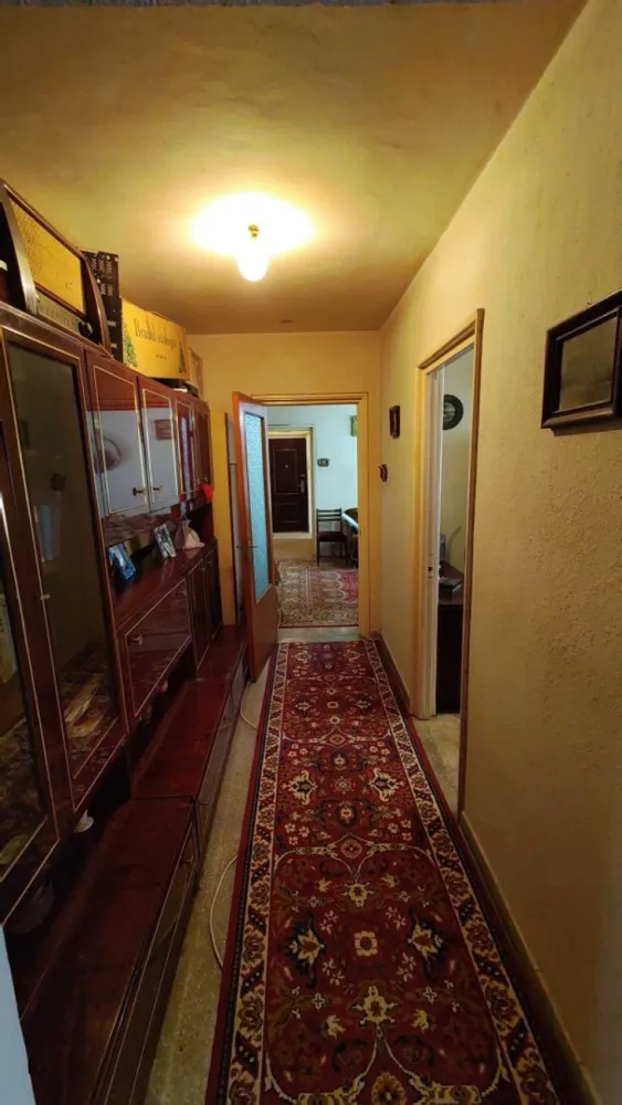 Apartament 4 camere Berceni Emil Racovita de vanzare - artament cu 4 camere de vanzare Berceni -Emil Racovita-in apropierea stiilor de metrou Piata Sudului si Aparatori!

Situat la parter intr-un bloc cu 4 etaje edificat in anul 1971. Bloc fara risc seismic construit din diafragme de beton armat si anumiti pereti de caramida. Apartament semidecomandat cu 3 dormitoare + camera de zi + 2 bai + debara + balcon foarte mare, cca 7,5 mp.

Sectorul 4 este probabil cel mai ingrijit si frumos din oras. Cartier curat cu multe spatii verzi, locuri de joaca pentru copii si parcari de resedinta amenajate. Parcurile Tineretului, Carol, Oraselul Copiilor,Lumea Copiilor, Parcul Natural Vacaresti sunt locuri in care puteti petrece timp singuri sau cu copiii. Recent a fost finalizat patinoarul Berceni Arena. Scoli, gradinite, crese, magazine, centre comerciale in apropiere. Acces usor catre centrul orasului cu metroul si transportul public de suprafata ( sau cca 10 minute cu autoturismul).
Locatia este pe traseul mijloacelor de transport in comun STB(statie la cca 2 minute) si in apropierea a doua statii de metrou (cca 8-10 minute de mers pe jos). Pe Autostrada A0 (noua centura a Bucurestiului) se poate ajunge practic in orice zona a orasului.

Pentru vizionare sunati agentul imobiliar la tel nr. 07******27
Apartament curat, fara modificari interioare,fara imbunatatiri, nelocuit, disponibil imediat!

Pret 107.000 euro
Oferta prezentata de agentie imobiliara.
Comision cumparare 3%