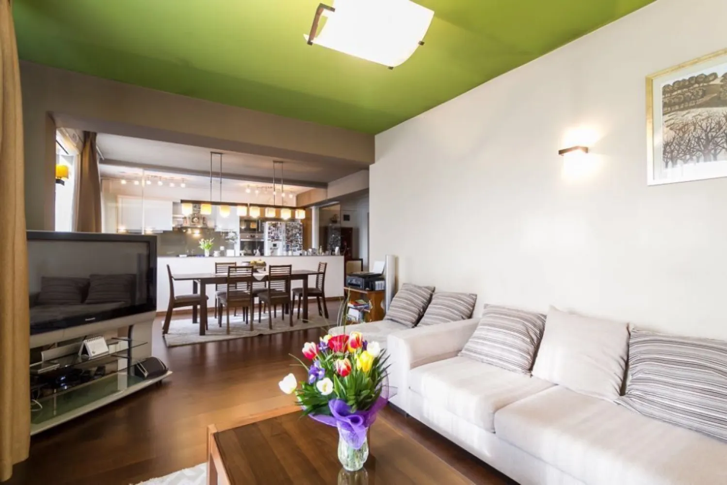 Vand apartament de lux - Prezentare Apartament de Lux pe Două Niveluri intr un bloc de 2 etaje cu 10 apartamente in Zona Aparatorii Patriei, la 7 minute de gura de metrou cu acelasi nume – 300 mp, 2 Locuri de Parcare private, Curte Comună Amenajată

Descriere Generală:
Vă prezentăm un apartament deosebit, dispus pe două niveluri, cu o suprafață totală de 300 metri pătrați, din care 200 metri pătrați sunt utili, iar restul de 100 metri pătrați sunt alocați pentru spații de depozitare, ideale pentru nevoile unei familii moderne. Această proprietate unică este amplasată într-o zonă rezidențială liniștită, oferind intimitate și confort, în timp ce beneficiați de toate avantajele unui spațiu generos și bine compartimentat.

Compartimentare și Design Interior:

Parter:

Bucătărie modernă, închisă cu sticlă: Designul contemporan al bucătăriei permite separarea elegantă a zonei de gătit de restul spațiilor, oferind în același timp vizibilitate și o atmosferă deschisă.
Dining și living spațios: Ideal pentru petreceri sau pentru momentele de relaxare în familie, cu un design care îmbină armonios eleganța cu funcționalitatea.
Baie de serviciu: Amplasată strategic, oferă confort oaspeților și locatarilor.
Dormitor matrimonial cu dressing și baie proprie: O adevărată oază de liniște, acest dormitor dispune de un dressing generos și de o baie proprie modernă, echipată cu finisaje de lux.
Etaj:

Două dormitoare: Unul dintre dormitoare beneficiază de baie proprie, oferind intimitate și confort. Cel de-al doilea dormitor este perfect pentru oaspeți sau pentru copii, fiind ușor accesibil și bine iluminat.
Living: Un spațiu suplimentar pentru relaxare sau divertisment, potrivit pentru familii care doresc flexibilitate în utilizarea camerelor.
Spălătorie de 12 mp: Dotată cu toate utilitățile necesare, această spălătorie vă permite să aveți grijă de întreaga gospodărie cu ușurință.
Spații de depozitare de 100 mp: Atât la etaj, cât și în restul casei, aveți la dispoziție multiple zone de depozitare, perfecte pentru organizarea obiectelor de uz personal sau sezonier.
Facilități Externe:

2 locuri de parcare: Apartamentul dispune de două locuri de parcare amplasate în fața blocului, oferind siguranță și acces facil.
Curte comună de 1000 mp: Un spațiu verde generos, amenajat cu foișor, grătar și stații de relaxare, perfect pentru momentele de recreere alături de familie și prieteni.
Concluzie:
Acest apartament reprezintă combinația perfectă între spațiu, confort și eleganță. Dispunând de o compartimentare inteligentă și de facilități de lux, proprietatea este ideală pentru cei care caută un loc de locuit ce îmbină intimitatea cu funcționalitatea. Locația liniștită, în apropierea tuturor facilităților urbane, face din acest apartament o oportunitate unică pe piață.
