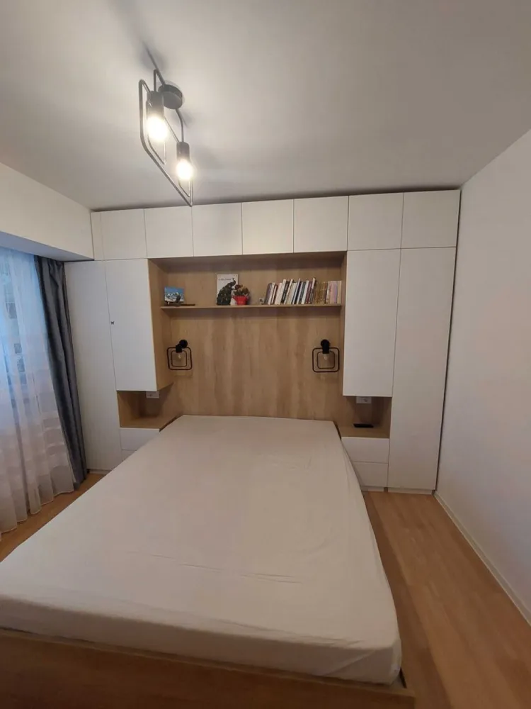 Apartament 4 camere Ion Mihalache, Piata 1 Mai, Domenii, Turda - Apartament cu 4 camere, decomandat, Suprafata utila 87mp, Suprafata totala cu cele 3 balcoane 107 mp, situat la etajul 2 al unui bloc cu regim de inaltime P+10E, amplasat in apropierea Scolii Generale Pia Bratianu, Piata 1 Mai.
Acces rapid la mijloacele de transport in comun (metrou Aviatorilo si Piata Victoriei – 15 min de mers, autobuz, tramvai Bd. Ion Mihalache si Turda (linia 41)).
Magazine in imediata proximitate (Mega Image Mihalache (la parter) si Piata 1 Mai, Shop&Go;, magazine alimentare, Piata 1 Mai, farmacii (inclusiv non-stop), banci, spitale, clinici private si medicina de familie, notariate).

Apartamentul dispune de 3 dormitoare, un living, 1 baie, 1 wc, 1 logie (a 5 a camera, ce poate fi utilizata ca birou, spatiu de recreere), 2 balcoane, bucatarie complet mobilata si utilata, multiple spatii de depozitare/dressing.

Apartamentul este renovat, mobilat si utilat (conform unui proiect de amenajare interioara realizat de catre un arhitect).

Parcurile sunt si ele in apropiere: Parcul Kiseleff, Herastrau, Regina Maria.

Toate actele sunt pregatite pentru vanzare.

Ion Mihalache, Turda, 1 Mai, Piata 1 Mai, Kiseleff.

Pentru detalii suplimentare asteptam sa ne contactati!

Caracteristici privind perfomanta energetica: 
Nota energetica 92.49

- clasa energetică: B;
- consumul anual specific de energie: 175.31;
- indicele de emisii echivalent CO_2: 40.61;
- consum total specific de energie din surse regenerabile: 0