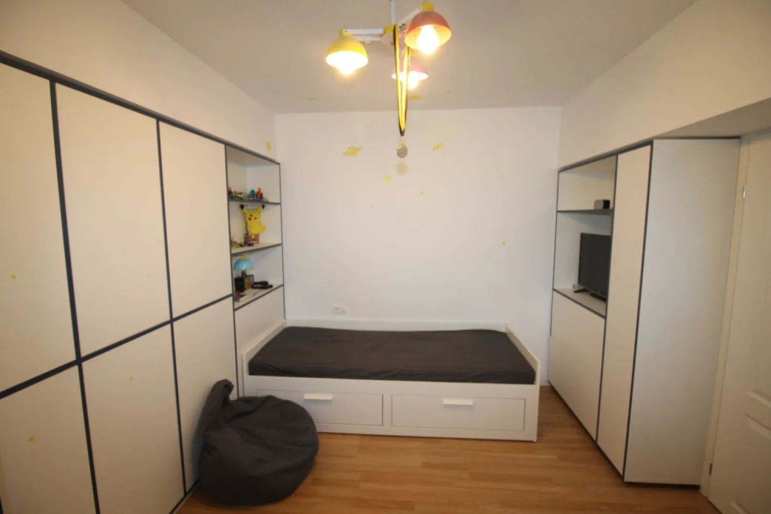 Apartament 4 camere Ion Mihalache, Piata 1 Mai, Domenii, Turda - Apartament cu 4 camere, decomandat, Suprafata utila 87mp, Suprafata totala cu cele 3 balcoane 107 mp, situat la etajul 2 al unui bloc cu regim de inaltime P+10E, amplasat in apropierea Scolii Generale Pia Bratianu, Piata 1 Mai.
Acces rapid la mijloacele de transport in comun (metrou Aviatorilo si Piata Victoriei – 15 min de mers, autobuz, tramvai Bd. Ion Mihalache si Turda (linia 41)).
Magazine in imediata proximitate (Mega Image Mihalache (la parter) si Piata 1 Mai, Shop&Go;, magazine alimentare, Piata 1 Mai, farmacii (inclusiv non-stop), banci, spitale, clinici private si medicina de familie, notariate).

Apartamentul dispune de 3 dormitoare, un living, 1 baie, 1 wc, 1 logie (a 5 a camera, ce poate fi utilizata ca birou, spatiu de recreere), 2 balcoane, bucatarie complet mobilata si utilata, multiple spatii de depozitare/dressing.

Apartamentul este renovat, mobilat si utilat (conform unui proiect de amenajare interioara realizat de catre un arhitect).

Parcurile sunt si ele in apropiere: Parcul Kiseleff, Herastrau, Regina Maria.

Toate actele sunt pregatite pentru vanzare.

Ion Mihalache, Turda, 1 Mai, Piata 1 Mai, Kiseleff.

Pentru detalii suplimentare asteptam sa ne contactati!

Caracteristici privind perfomanta energetica: 
Nota energetica 92.49

- clasa energetică: B;
- consumul anual specific de energie: 175.31;
- indicele de emisii echivalent CO_2: 40.61;
- consum total specific de energie din surse regenerabile: 0
