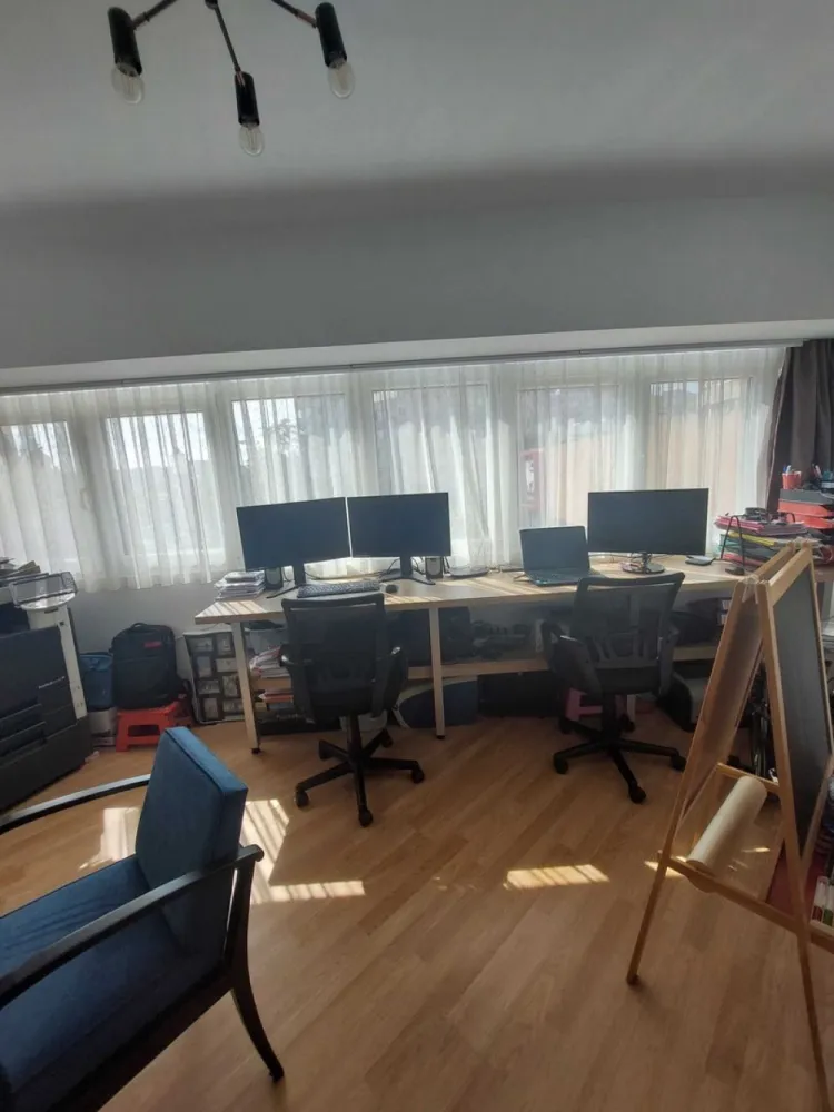 Apartament 4 camere Ion Mihalache, Piata 1 Mai, Domenii, Turda - Apartament cu 4 camere, decomandat, Suprafata utila 87mp, Suprafata totala cu cele 3 balcoane 107 mp, situat la etajul 2 al unui bloc cu regim de inaltime P+10E, amplasat in apropierea Scolii Generale Pia Bratianu, Piata 1 Mai.
Acces rapid la mijloacele de transport in comun (metrou Aviatorilo si Piata Victoriei – 15 min de mers, autobuz, tramvai Bd. Ion Mihalache si Turda (linia 41)).
Magazine in imediata proximitate (Mega Image Mihalache (la parter) si Piata 1 Mai, Shop&Go;, magazine alimentare, Piata 1 Mai, farmacii (inclusiv non-stop), banci, spitale, clinici private si medicina de familie, notariate).

Apartamentul dispune de 3 dormitoare, un living, 1 baie, 1 wc, 1 logie (a 5 a camera, ce poate fi utilizata ca birou, spatiu de recreere), 2 balcoane, bucatarie complet mobilata si utilata, multiple spatii de depozitare/dressing.

Apartamentul este renovat, mobilat si utilat (conform unui proiect de amenajare interioara realizat de catre un arhitect).

Parcurile sunt si ele in apropiere: Parcul Kiseleff, Herastrau, Regina Maria.

Toate actele sunt pregatite pentru vanzare.

Ion Mihalache, Turda, 1 Mai, Piata 1 Mai, Kiseleff.

Pentru detalii suplimentare asteptam sa ne contactati!

Caracteristici privind perfomanta energetica: 
Nota energetica 92.49

- clasa energetică: B;
- consumul anual specific de energie: 175.31;
- indicele de emisii echivalent CO_2: 40.61;
- consum total specific de energie din surse regenerabile: 0