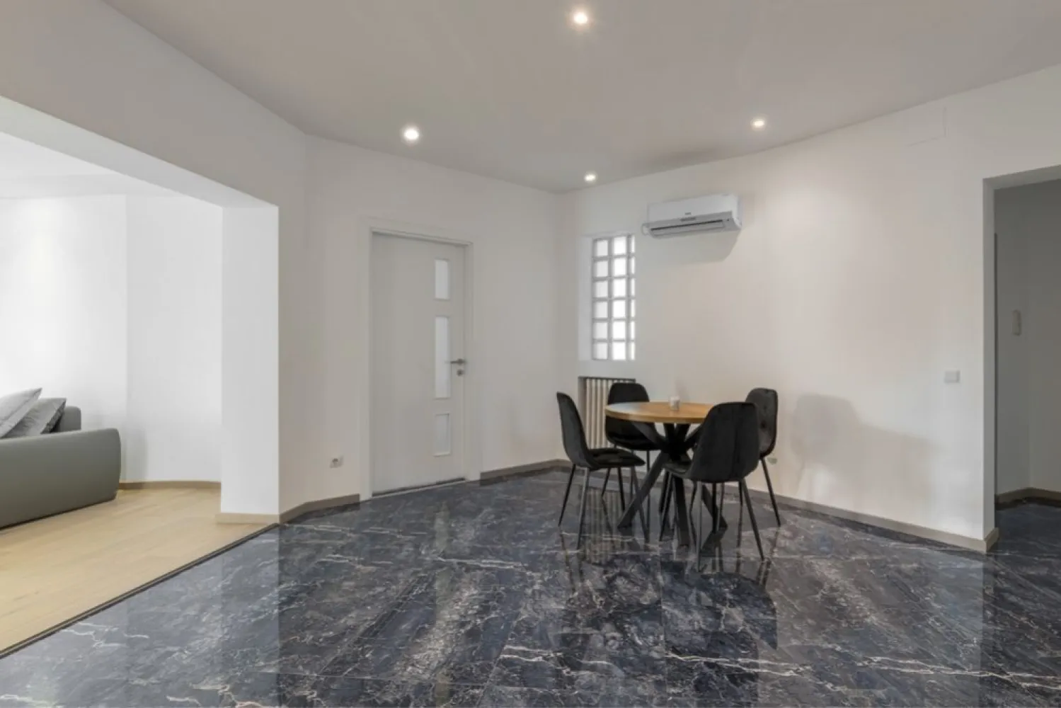 De vanzare apartament stradal Bd. Magheru - Direct proprietar, vand apartament 5 camere recent renovat si mobilat, situat chiar pe bulevardul Magheru, cu vedere direct spre bulevard. 
Acesta este compus din 4 camere (3 dormitoare + living cu zona de dining) , hol, baie, bucatarie, o toaleta de serviciu si 4 balcoane. 
Apartamentul are o suprafata totala de 129 mp, o compartimentare bine gandita, complet decomandat, cu intrare separata din hol in toate celelalte camere, etaj 5/8, 2 apartamente pe nivel.
Camerele au o intaltime de aproximativ 3 metri, cu multa lumina naturala.
Apartamentul dispune de centrala termica pe gaz si 5 aere conditionate. Bucataria este mobilata (mobila la comanda) si utilata cu frigider, cuptor, plita etc. Grup sanitar utilat si renovat modern, iar instalatiile electrice si sanitare au fost schimbate.
De mentionat este si faptul ca blocul are risc seismic clasa 1. 

Situat la 1 minut distanta de Metrou Piata Romana, in zona 0 a orasului Bucuresti, pozitie ultracentrala, pe o strada care are intrare cu bariera direct din bulevardul Magheru ( fiind ambasada Angliei in vecinatate, aceasta este si o zona bine protejata), acest tip de proprietate este rar intalnita pe piata! Pentru detalii suplimentare si vizionari contactati-ma telefonic.