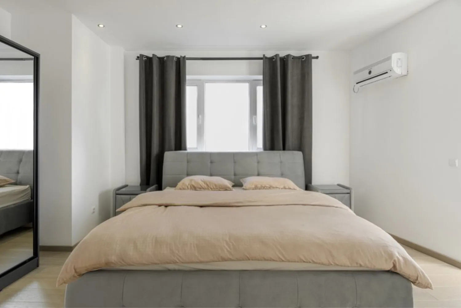 De vanzare apartament stradal Bd. Magheru - Direct proprietar, vand apartament 5 camere recent renovat si mobilat, situat chiar pe bulevardul Magheru, cu vedere direct spre bulevard. 
Acesta este compus din 4 camere (3 dormitoare + living cu zona de dining) , hol, baie, bucatarie, o toaleta de serviciu si 4 balcoane. 
Apartamentul are o suprafata totala de 129 mp, o compartimentare bine gandita, complet decomandat, cu intrare separata din hol in toate celelalte camere, etaj 5/8, 2 apartamente pe nivel.
Camerele au o intaltime de aproximativ 3 metri, cu multa lumina naturala.
Apartamentul dispune de centrala termica pe gaz si 5 aere conditionate. Bucataria este mobilata (mobila la comanda) si utilata cu frigider, cuptor, plita etc. Grup sanitar utilat si renovat modern, iar instalatiile electrice si sanitare au fost schimbate.
De mentionat este si faptul ca blocul are risc seismic clasa 1. 

Situat la 1 minut distanta de Metrou Piata Romana, in zona 0 a orasului Bucuresti, pozitie ultracentrala, pe o strada care are intrare cu bariera direct din bulevardul Magheru ( fiind ambasada Angliei in vecinatate, aceasta este si o zona bine protejata), acest tip de proprietate este rar intalnita pe piata! Pentru detalii suplimentare si vizionari contactati-ma telefonic.