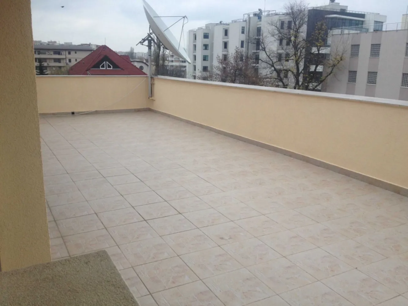 locatie unica: Polona-Dorobanti-Dacia - Apartament premium, intre Polona si Dorobanti, ocupa intregul etaj 3. 
Suprafetele sunt generos impartite in: living+dining, bucatarie, 3 camere (2 dormitor + birou/dormitor/dressing), 2bai, 1wc, scara interioara, balcon inchis : TOTAL 190 metri utili si 60 metri terasa dreptunghiulara cu iesire din bucatarie si living, dispune de GARAJ si spatii de depozitare subsol. Cladire foarte rezistenta, adappst antiatomic.
Este foarte apreciat de persoane care cauta intimitate in zona verde ultracentrala la distante de mers pe jos de ambasade, ministere, companii multinationale.