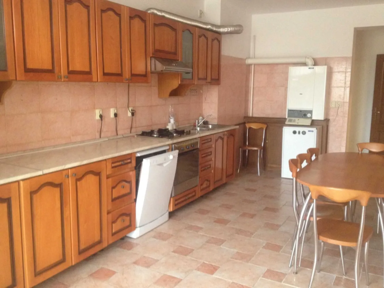 locatie unica: Polona-Dorobanti-Dacia - Apartament premium, intre Polona si Dorobanti, ocupa intregul etaj 3. 
Suprafetele sunt generos impartite in: living+dining, bucatarie, 3 camere (2 dormitor + birou/dormitor/dressing), 2bai, 1wc, scara interioara, balcon inchis : TOTAL 190 metri utili si 60 metri terasa dreptunghiulara cu iesire din bucatarie si living, dispune de GARAJ si spatii de depozitare subsol. Cladire foarte rezistenta, adappst antiatomic.
Este foarte apreciat de persoane care cauta intimitate in zona verde ultracentrala la distante de mers pe jos de ambasade, ministere, companii multinationale.