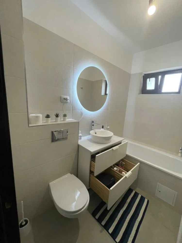 Ag BRASADAS vinde vila 8 cam curte 237mp D+P+2+M 13 Sept. - Agenția BRASADAS vinde vila cu 8 camere si curte 237mp D+P+2+M situata în zona Calea 13 Septembrie, Hotel Marriott, Spitalul Panduri. An constructie 2007.
Structura din beton armat cu inchidere din zidarie porotherm
Suprafata utila D+P+2+M 308mp 
Suprafata curte 237mp
2 intrari, 2 contoare de gaze, 2 contoare de curent electric, 2 centrale termice ( Ideala pentru 2 familii, sedii de firma etc).
Curte spatioasa unde se pot parcat 2-3 masini in functie de dimensiuni.
www.brasadas.com.