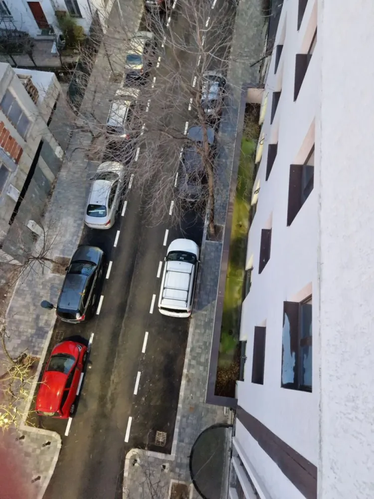 Inchiriez /Vand Spatiu Birouri P+ 5 E , sector 2,Bucurest,Central,lang - Imobil disponibil pentru vanzare sau inchiriere,Spatiu de Birouri in suprafata de 549 mp.
Regim de inaltime:P+5E, compartimentate diferit pe fiecare etaj.
Spatiu este la gata exterior și la alb avansat în interior.
Predarea se poate face imediat.
.Utilitati :
- curent,apa,gaz,canalizare, internet, 
Cladire este dotata cu lift Schindler NOU,incalzire cu centrala termica pe fiecare nivel.
Cladirea beneficiaza de sistem de aer conditionat,casetat in tavan.
Izolat exterior cu polistiren de 10 cm iar la interior cu vata minerala de 10 cm( izolata foarte bine)
Grupuri sanitare ( cate 2 pe fiecare nivel)
Compartimentarea permite o functionalitate diversa.
 Predare se face la cheie la exterior și la alb avansat la interior!
Pretabil pentru clinica stomatologica, birouri, spatii comerciale, activități sportive etc.

Disponibil pentru închiriat întreaga cladire.
Parcare 4 localuri in fata cladirii, 2 concesiune și sparcari disponibile de la Domeniu Public aflate lângă cladire.
 Proprietar ,COMISION 0.
Posibilitatea de inchiriere!!!

Pentru mai multe detalii la nr de tel: 07******85