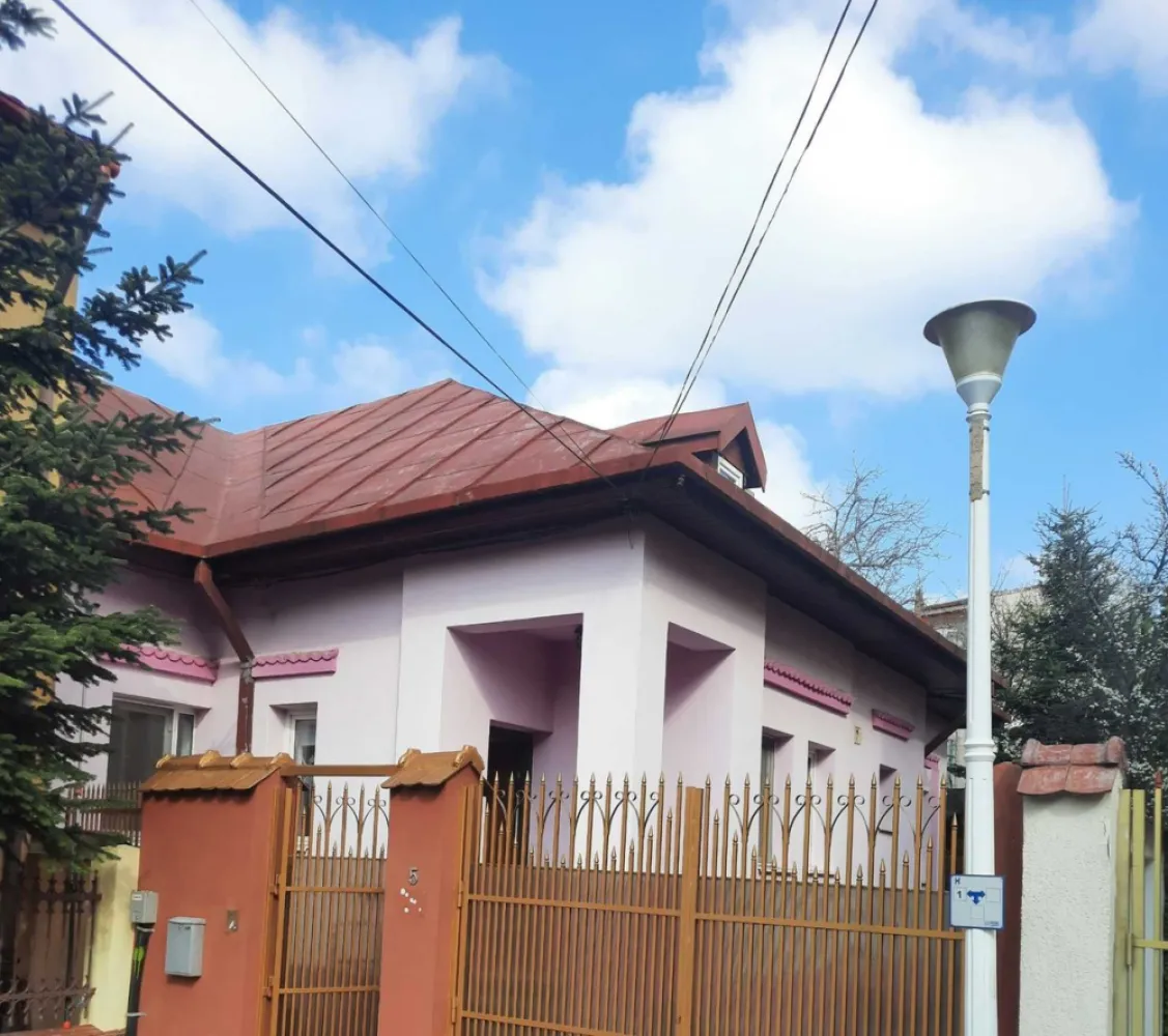 Mihai Bravu,spit. Victor Babeș - casă cărămidă, 6 camere+dependințe, 3 grupuri sanitare,fundatie beton,izolată termic cu polistiren de 10",gresie,faianta,parchet,termopan,aer condiționat,centrală termică, toate utilitațile(gaze,apă curenta,canalizare,curent electric,) la 3 minute de mers pe jos pîna la metrou,cadastru si intabulare,liberă,vizionare oricand cu un telefon in prealabil