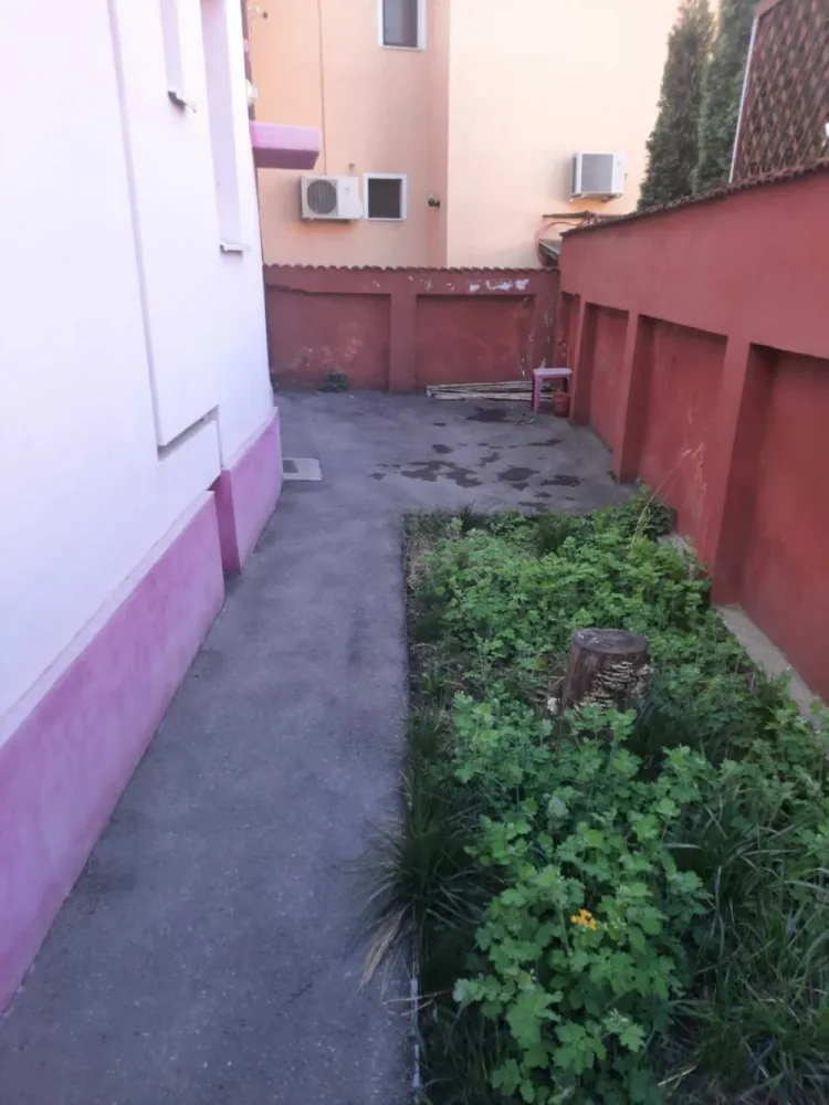 Mihai Bravu,spit. Victor Babeș - casă cărămidă, 6 camere+dependințe, 3 grupuri sanitare,fundatie beton,izolată termic cu polistiren de 10",gresie,faianta,parchet,termopan,aer condiționat,centrală termică, toate utilitațile(gaze,apă curenta,canalizare,curent electric,) la 3 minute de mers pe jos pîna la metrou,cadastru si intabulare,liberă,vizionare oricand cu un telefon in prealabil