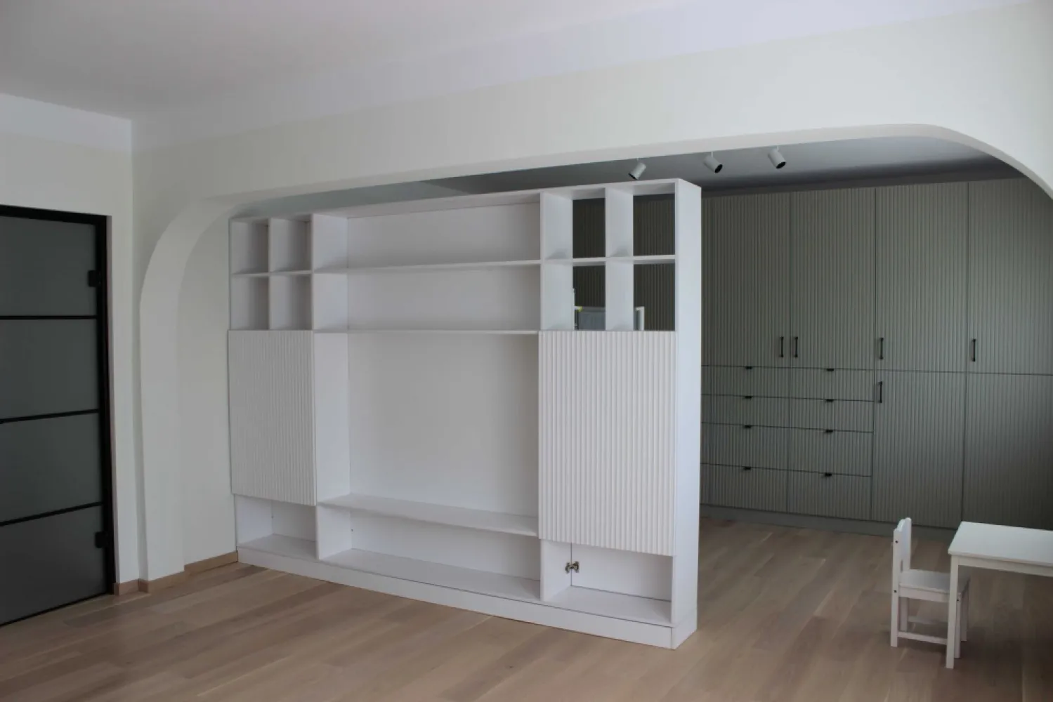 Apartament 3 camere - Băneasa - Herăstrău - Apartament 3 camere, 80 mp, renovat, cu toate finisajele și instalațiile refăcute, în bloc reabilitat, pe strada Elena Văcărescu, vis-a-vis de parcul Herăstrău, cu alte 2 părculețe în fața și în spatele blocului.
Apartamentul este mobilat și echipat complet.
Livingul comunică cu dormitorul și au împreună 35 mp. A treia cameră, mobilată ca birou, are 10 mp, iar bucătăria 15,8 mp. Apartamentul are 2 băi și un hol cu un spațiu generos de depozitare.
Livingul, dormitorul principal și bucătăria au orientare sudică, spre parcul Herăstrău, cu vedere directă la lac.
Instalațiile electrice și sanitare au fost refăcute. Toate obiectele sanitare sunt noi.
Apartamentul este situat la etajul 4 din 4. Casa scării este generoasă, luminată natural și a fost renovată recent, dar blocul nu are lift.
Blocul este racordat la centrala termică de cartier, perfect funcțională, și este foarte bine izolat termic.
Ca variantă de rezervă au fost prevăzute și convectoare electrice în toate cele 3 camere.
Zonele din fața și din spatele blocului sunt supravegheate video de către primărie.
Apartamentul beneficiază de un contract pentru un loc de parcare ADP.
Rog sunați pentru confirmarea prețului. Prețurile sunt în creștere