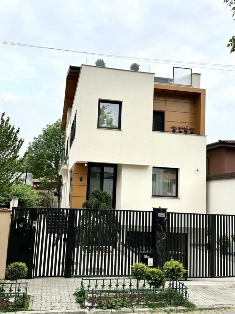 Vila Noua 2023 de Lux Damaroaia Str Duetului nr 26 - Direct proprietar !Vila in damaroaia str duetului nr 26 , 360 de m construiți cu o amprenta de 105 m la sol , teren 300 de m , curte spațioasă , 2 Bucatarii , subsol parcare auto , finisaje de lux !!! Mai multe detalii la telefon !! Accept si unele variante auto sau imobiliare ! In acest pret vila se vinde complet mobilată !!!