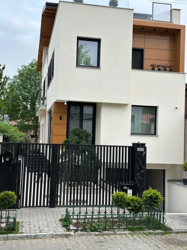 Vila Noua 2023 de Lux Damaroaia Str Duetului nr 26 - Direct proprietar !Vila in damaroaia str duetului nr 26 , 360 de m construiți cu o amprenta de 105 m la sol , teren 300 de m , curte spațioasă , 2 Bucatarii , subsol parcare auto , finisaje de lux !!! Mai multe detalii la telefon !! Accept si unele variante auto sau imobiliare ! In acest pret vila se vinde complet mobilată !!!