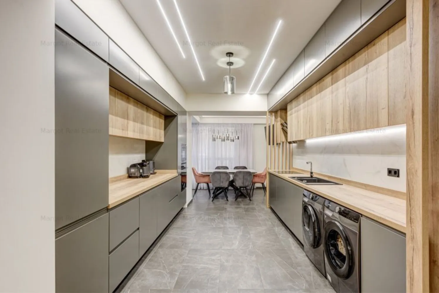 Apartament 3 camere Nordului / Herastrau - DIRECT PROPRIETAR va pun la dispozitie apartament situat intr-un complex rezidential finalizat in 2009, la 3 minute de mers de Parcul Herastrau.
Este un apartament cu 3 camere si un balcon( 5mp), spatios, cu o suprafata utila de 140,46 mp, eficient impartita intre zona de zi si cea de noapte.
Astfel, zona de zi are o suprafata generoasa de 89 mp si include livingul, bucatarie deschisa cu dining, zona de relaxare si grupul sanitar pentru oaspeti.
Zona de noapte (51 mp), complet separata de cea de zi, este compusa din doua dormitoare (22/19.44 mp) cu bai proprii (5.3/4.5 mp). Dormitorul mic a fost amenajat ca dressing.
Ambele dormitoare sunt luminoase, cu suprafete generoase si bai ce ofera atat cabina de dus cat si cada.
Am acordat atentie atat aspectului estetic(finisaje, mobilier), cat si celui functional. Mentionez cateva dintre acestea, urmand sa descoperiti restul detaliilor la vizionare: parchetul ales este din lemn triplustratificat, usile Filomuro, prize si intrerupatoare touch de la Livolo, baterii Tres, mobilier Rovere si electrocasnice Franke.
De asemenea, la renovarea apartamentului au fost schimbate si toate instalatiile, sanitare si electrice. 
Apartamentul este renovat in 2022 si se vinde complet mobilat si utilat (totul este nou), iar pretul include un loc de parcare in subteran.